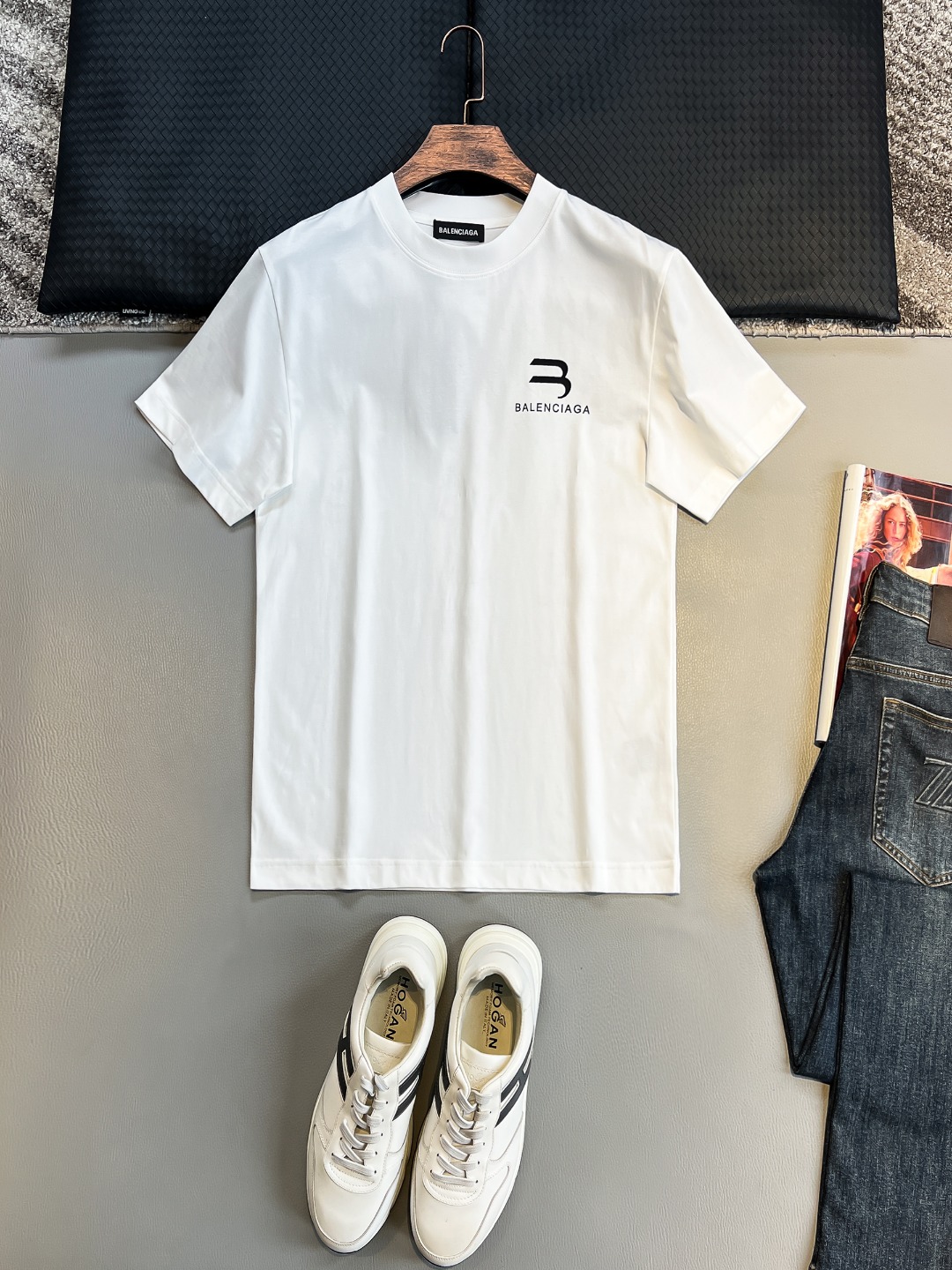 NO:432572,BA# 2025 spring and summer new style first-time counter latest short-sleeved round-neck T-shirt, high-end customization, avant-garde and fashionable design!  Brand logo heavy craft design, high-end customized 230g fabric, soft feel, comfortable to wear, exquisite counter-level car line, fine workmanship, invincible and handsome upper body effect!  A must-have item for handsome men!  Color black. White. S-2XL, T-shirt,tees, t-shirt,alexander wang19860909BA# 2025春夏新款首发专柜最新款短袖圆领T恤 高端订制 设计前卫时尚！品牌logo重工艺设计 高端定制230克面料.手感柔软.穿着舒适.专柜级别精致车线.做工精细.上身效果无敌帅气！型男必备单品！颜色黑色.白色.码数S-2XL,,T-shirt,tees，t-shirt,alexander wang,Men's clothing