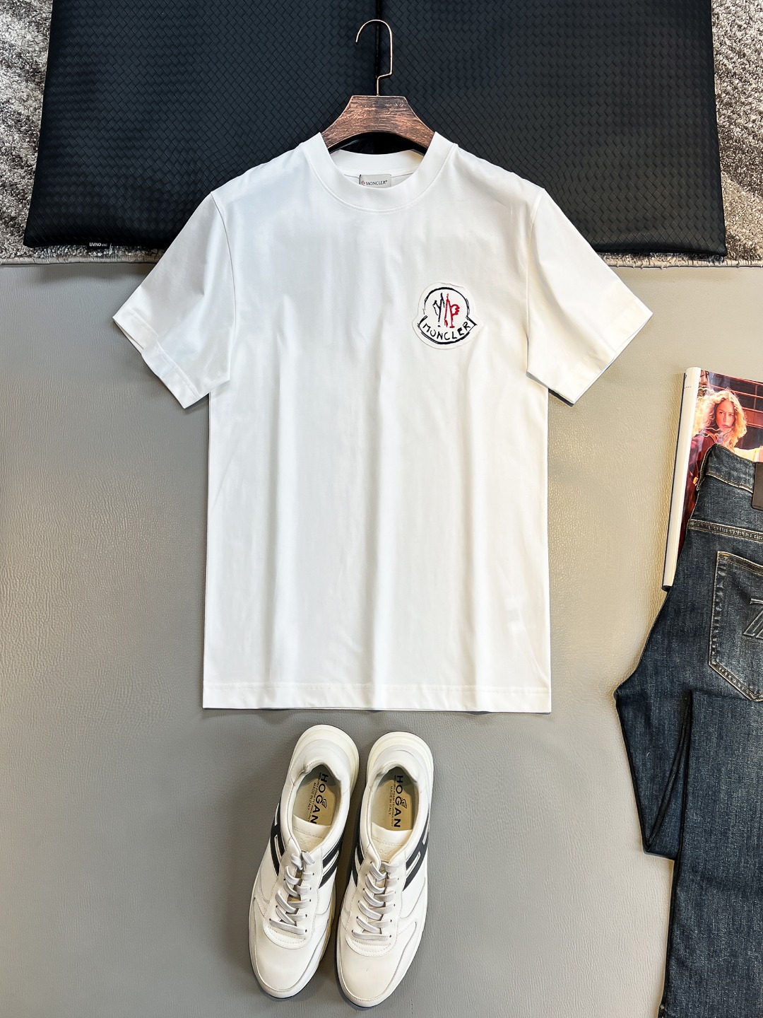 NO:432579,MO# 2025 spring and summer new style first-time counter latest short-sleeved round-neck T-shirt, high-end customization, avant-garde and fashionable design!  Brand logo heavy craft design, high-end customized 230g fabric, soft feel, comfortable to wear, exquisite counter-level car line, fine workmanship, invincible and handsome upper body effect!  A must-have item for handsome men!  Color black. White. S-2XL, T-shirt,tees, t-shirt,alexander wang19860909MO# 2025春夏新款首发专柜最新款短袖圆领T恤 高端订制 设计前卫时尚！品牌logo重工艺设计 高端定制230克面料.手感柔软.穿着舒适.专柜级别精致车线.做工精细.上身效果无敌帅气！型男必备单品！颜色黑色.白色.码数S-2XL,,T-shirt,tees，t-shirt,alexander wang,Men's clothing