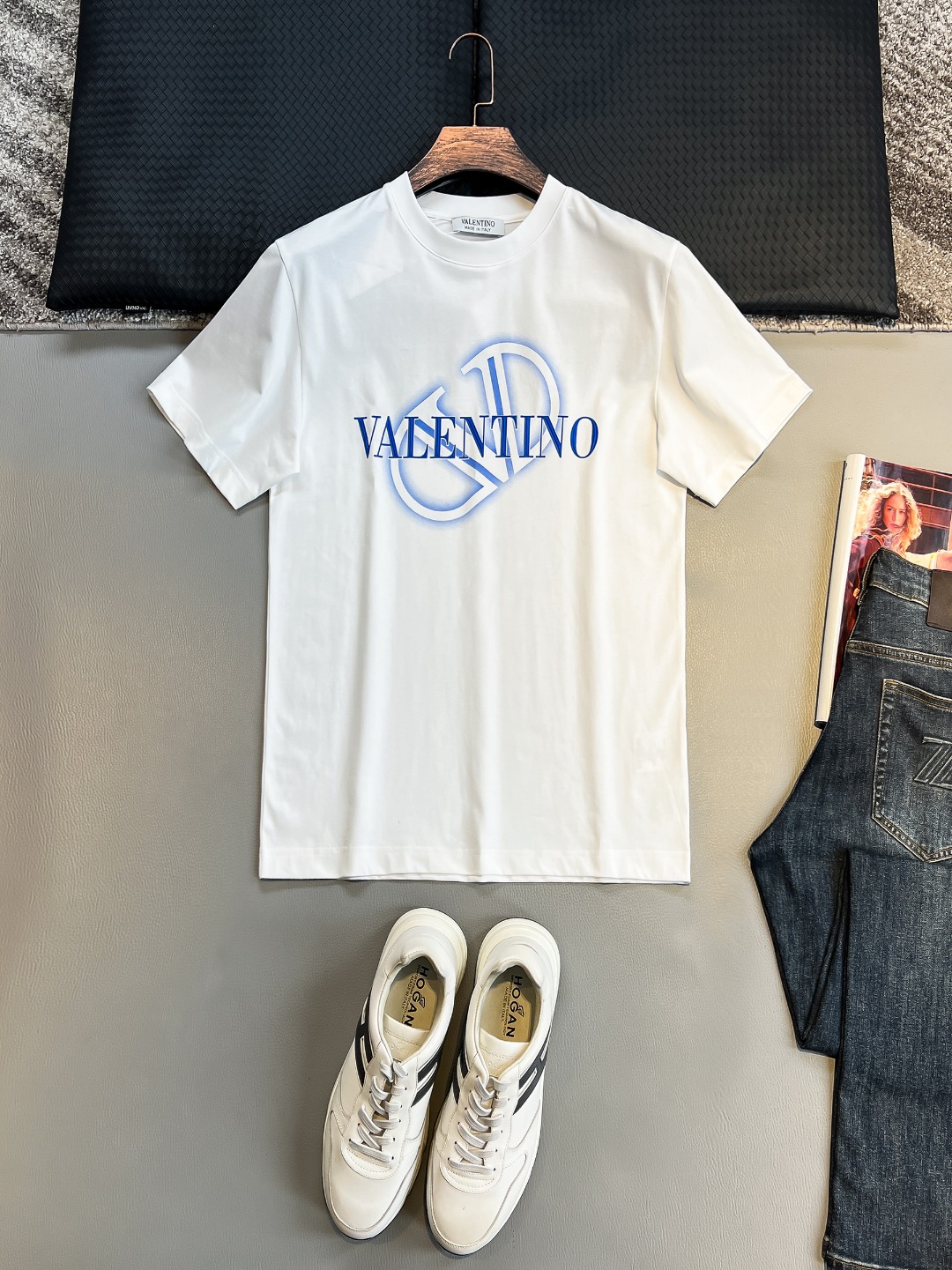 NO:432584,VLTN# 2025 spring and summer new style first-time counter latest short-sleeved round-neck T-shirt, high-end customization, avant-garde and fashionable design!  Brand logo heavy craft design, high-end customized 230g fabric, soft feel, comfortable to wear, exquisite counter-level car line, fine workmanship, invincible and handsome upper body effect!  A must-have item for handsome men!  Color black. White. S-2XL, T-shirt,tees, t-shirt,alexander wang19860909VLTN# 2025春夏新款首发专柜最新款短袖圆领T恤 高端订制 设计前卫时尚！品牌logo重工艺设计 高端定制230克面料.手感柔软.穿着舒适.专柜级别精致车线.做工精细.上身效果无敌帅气！型男必备单品！颜色黑色.白色.码数S-2XL,,T-shirt,tees，t-shirt,alexander wang,Men's clothing