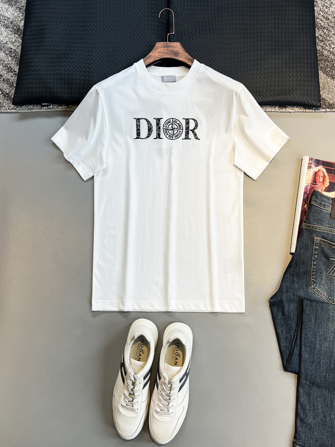 NO:432590,DO# 2025 spring and summer new style first-time counter latest short-sleeved round-neck T-shirt, high-end customization, avant-garde and fashionable design!  Brand logo heavy craft design, high-end customized 230g fabric, soft feel, comfortable to wear, exquisite counter-level car line, fine workmanship, invincible and handsome upper body effect!  A must-have item for handsome men!  Color black. White. S-2XL, T-shirt,tees, t-shirt,alexander wang19860909DO# 2025春夏新款首发专柜最新款短袖圆领T恤 高端订制 设计前卫时尚！品牌logo重工艺设计 高端定制230克面料.手感柔软.穿着舒适.专柜级别精致车线.做工精细.上身效果无敌帅气！型男必备单品！颜色黑色.白色.码数S-2XL,,T-shirt,tees，t-shirt,alexander wang,Men's clothing