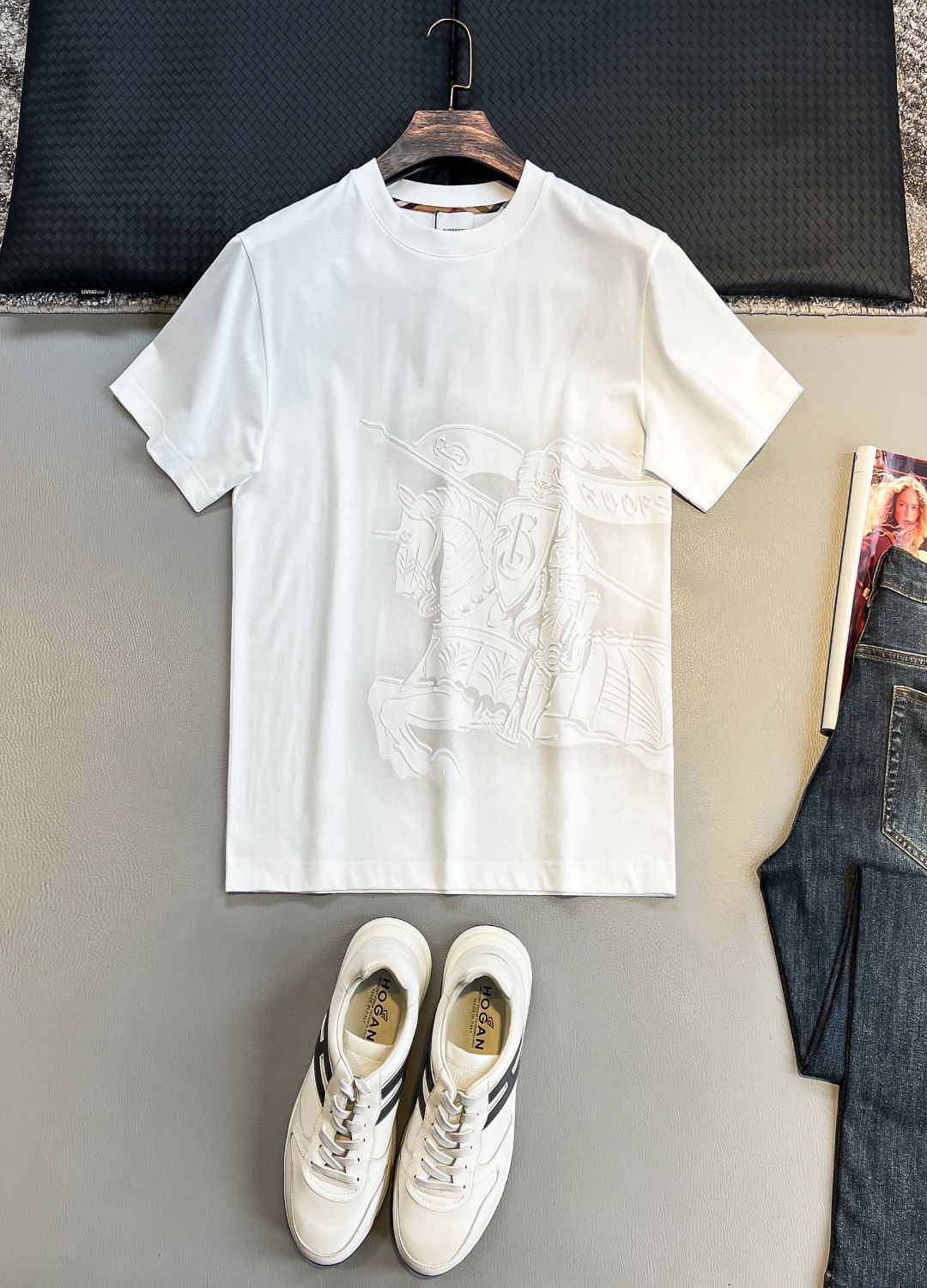 NO:432595,BU# 2025 spring and summer new style first-time counter latest short-sleeved round-neck T-shirt, high-end customization, avant-garde and fashionable design!  Brand logo heavy craft design, high-end customized 230g fabric, soft feel, comfortable to wear, exquisite counter-level car line, fine workmanship, invincible and handsome upper body effect!  A must-have item for handsome men!  Color black. White. S-2XL, T-shirt,tees, t-shirt,alexander wang19860909BU# 2025春夏新款首发专柜最新款短袖圆领T恤 高端订制 设计前卫时尚！品牌logo重工艺设计 高端定制230克面料.手感柔软.穿着舒适.专柜级别精致车线.做工精细.上身效果无敌帅气！型男必备单品！颜色黑色.白色.码数S-2XL,,T-shirt,tees，t-shirt,alexander wang,Men's clothing