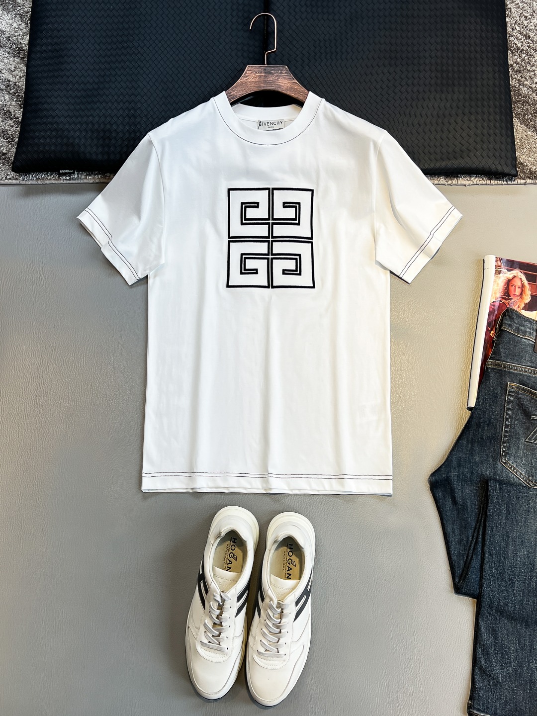 NO:432546,GVC# 2025 spring and summer new style first-time counter latest short-sleeved round-neck T-shirt, high-end customization, avant-garde and fashionable design!  Brand logo heavy craft design, high-end customized 230g fabric, soft feel, comfortable to wear, exquisite counter-level car line, fine workmanship, invincible and handsome upper body effect!  A must-have item for handsome men!  Color black. White. S-2XL, T-shirt,tees, t-shirt,alexander wang19860909GVC# 2025春夏新款首发专柜最新款短袖圆领T恤 高端订制 设计前卫时尚！品牌logo重工艺设计 高端定制230克面料.手感柔软.穿着舒适.专柜级别精致车线.做工精细.上身效果无敌帅气！型男必备单品！颜色黑色.白色.码数S-2XL,,T-shirt,tees，t-shirt,alexander wang,Men's clothing