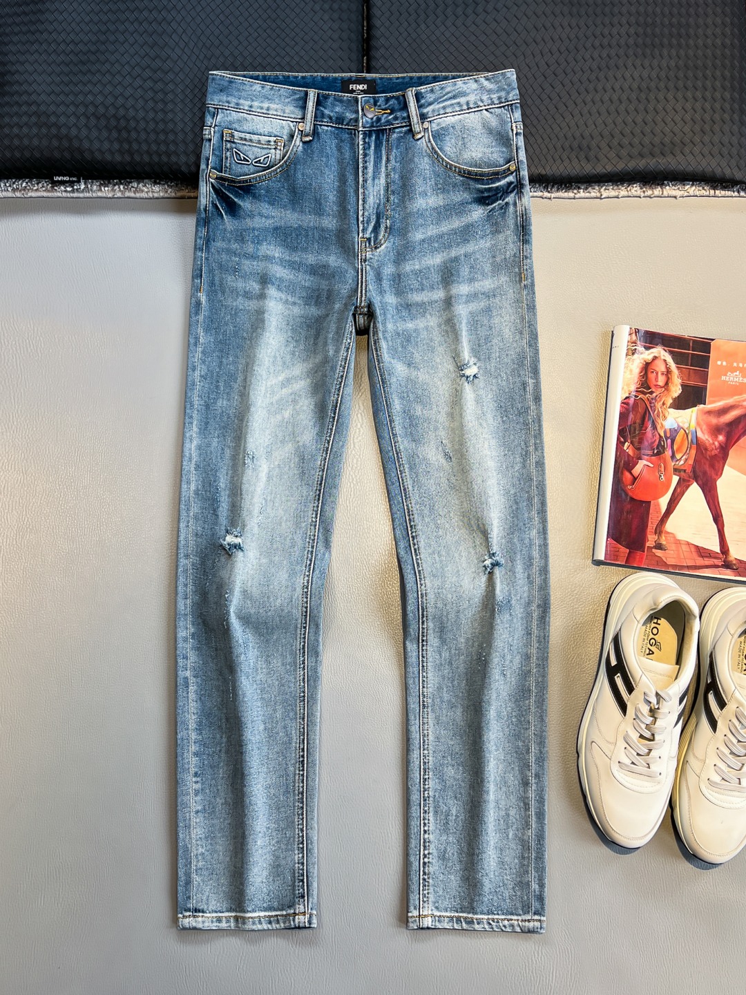 NO:453199,FD# 25 Spring and summer original single men's fashion casual denim jeans, Hong Kong foreign business channel goods, high-end Japanese OEM production, heavy platinum-grade products, counter same channel orders, 8K+!  Officially announced the style of painting album poster!  Predictable single items, a pair of jeans dominated by fabrics and craftsmanship, abandons the previous style and tone and takes the minimalist route. They are very pure and neat and clean, and the level of control in terms of dressing is not limited. They can be business or casual and fashionable, both solemn and harmonious, and have a full aura!  Customer-supplied high-quality imported denim original color fabric, specially selected Japanese Okayama pure 13oz ounce denim fabric, heavy environmentally friendly plant enzyme washing process, the texture has a light retro color, which is quite beautiful. The fabric is soft and delicate after washing, but has a strong bones and a little elastic, providing an excellent comfort experience, without any damage to the craft elements throughout the body, retaining the purest tannin color!  The details are impeccable, perfectly following the elements of the new season. The latest waist leather mark highlights the brand characteristics. Combined with elegant brand elements, it highlights the quality of the details. It is equipped with the iconic twisted buttons of the season, which adds a lot of visual points. It is fashionable and modern, and is very exquisite. It highlights the brand identity in the details and strongly reflects the overall luxury and high-end feeling!  The color matching is a classic and fashionable high-end counter color, with tough and capable lines, which meets the most popular color for men. It is very pure saturation gray, with perfect style and excellent hip lifting effect. It can easily sweep any top matching in the wardrobe. It has extensive compatibility and is satisfied with various daily outfits. It has a lot of upper body styles and must-have trousers for quality control and denim control!  Color blue Size 29 30 31 32 33 34 36 38,,jeans,alexander wang19860909FD# 25 春夏原单男士时装休闲丹宁牛仔裤,香港洋行渠道货,高端日本代工出品,重磅白金级臻品,专柜同渠道订单,8K+！官宣画册海报穿搭款！ 可预测性的爆卖单品,以面料和工艺为主导的一款牛仔裤,摒弃了以往的风格与基调,走了极简的路线,非常纯粹且利落干净,穿搭性方面驾驭层次不受局限,即可商务也可休闲时髦,亦庄亦谐,自带满格气场！ 客供高级进口的丹宁原色面料,特选日本冈山纯正13oz 盎司牛仔布料,重磅环保植物酵素水洗工艺,肌理有着淡淡的复古色彩,相当漂亮,面料经过水洗后柔软细腻,但筋骨感极强,且略带弹力,提供了绝佳的舒适体验,通身无任何工艺元素破坏,保留了最纯粹的丹宁本色！ 细节无可挑剔,完美沿袭了新一季的元素,最新的腰部皮标彰显了品牌特质,结合优雅的品牌元素,凸显了细节之品质感,搭载当季标志性扭曲纽扣,视觉方面加分不少,时髦而摩登,非常精湛,于细节之处即彰显了品牌身份又强烈体现出整体的奢华与高级感！ 配色属于经典时尚高级专柜色,硬朗干练的线条,符合男性最为心头好的色调,非常纯粹的饱和度灰,版型剪裁完美,提臀修身效果绝佳,可轻松横扫衣橱任何的上装搭配,兼容性广泛,满足于日常各种穿搭,上身型款十足,于品质控及牛仔迷控者必入型裤装！ 颜色蓝色 尺码29 30 31 32 33 34 36 38,,jeans,alexander wang,Men's clothing