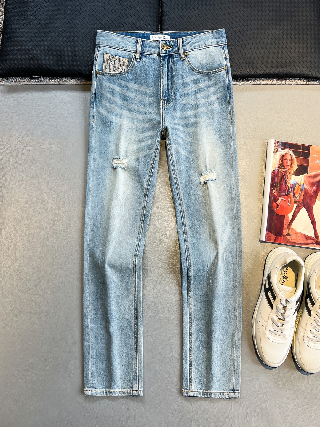 NO:453208,DO# 25 Spring and summer original single men's fashion casual tannin jeans, Hong Kong foreign business channel goods, high-end Japanese OEM production, heavy platinum-grade products, counter same channel orders, 8K+!  Officially announced the style of painting album poster!  Predictable single items, a pair of jeans dominated by fabrics and craftsmanship, abandons the previous style and tone and takes the minimalist route. They are very pure and neat and clean, and the level of control in terms of dressing is not limited. They can be business or casual and fashionable, both solemn and harmonious, and have a full aura!  Customer-supplied high-quality imported denim original color fabric, specially selected Japanese Okayama pure 13oz ounce denim fabric, heavy environmentally friendly plant enzyme washing process, the texture has a light retro color, which is quite beautiful. The fabric is soft and delicate after washing, but has a strong bones and a little elastic, providing an excellent comfort experience, without any damage to the craft elements throughout the body, retaining the purest tannin color!  The details are impeccable, perfectly following the elements of the new season. The latest waist leather mark highlights the brand characteristics. Combined with elegant brand elements, it highlights the quality of the details. It is equipped with the iconic twisted buttons of the season, which adds a lot of visual points. It is fashionable and modern, and is very exquisite. It highlights the brand identity in the details and strongly reflects the overall luxury and high-end feeling!  The color matching is a classic and fashionable high-end counter color, with tough and capable lines, which meets the most popular color for men. It is very pure saturation gray, with perfect style and excellent hip lifting effect. It can easily sweep any top matching in the wardrobe. It has extensive compatibility and is satisfied with various daily outfits. It has a lot of upper body styles and must-have trousers for quality control and denim control!  Color blue Size 29 30 31 32 33 34 36 38,,jeans,alexander wang19860909DO# 25 春夏原单男士时装休闲丹宁牛仔裤,香港洋行渠道货,高端日本代工出品,重磅白金级臻品,专柜同渠道订单,8K+！官宣画册海报穿搭款！ 可预测性的爆卖单品,以面料和工艺为主导的一款牛仔裤,摒弃了以往的风格与基调,走了极简的路线,非常纯粹且利落干净,穿搭性方面驾驭层次不受局限,即可商务也可休闲时髦,亦庄亦谐,自带满格气场！ 客供高级进口的丹宁原色面料,特选日本冈山纯正13oz 盎司牛仔布料,重磅环保植物酵素水洗工艺,肌理有着淡淡的复古色彩,相当漂亮,面料经过水洗后柔软细腻,但筋骨感极强,且略带弹力,提供了绝佳的舒适体验,通身无任何工艺元素破坏,保留了最纯粹的丹宁本色！ 细节无可挑剔,完美沿袭了新一季的元素,最新的腰部皮标彰显了品牌特质,结合优雅的品牌元素,凸显了细节之品质感,搭载当季标志性扭曲纽扣,视觉方面加分不少,时髦而摩登,非常精湛,于细节之处即彰显了品牌身份又强烈体现出整体的奢华与高级感！ 配色属于经典时尚高级专柜色,硬朗干练的线条,符合男性最为心头好的色调,非常纯粹的饱和度灰,版型剪裁完美,提臀修身效果绝佳,可轻松横扫衣橱任何的上装搭配,兼容性广泛,满足于日常各种穿搭,上身型款十足,于品质控及牛仔迷控者必入型裤装！ 颜色蓝色 尺码29 30 31 32 33 34 36 38,,jeans,alexander wang,Men's clothing