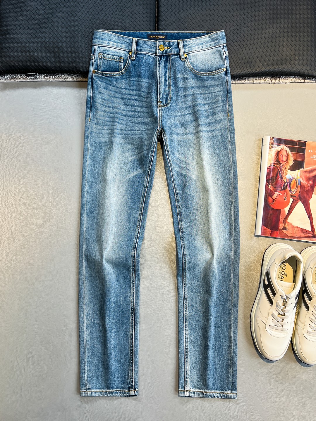 NO:453204,LV# 25 Spring and summer original single men's fashion casual tannin jeans, Hong Kong foreign company channel goods, high-end Japanese OEM production, heavy platinum-grade products, counter same channel orders, 8K+!  Officially announced the style of painting album poster!  Predictable single items, a pair of jeans dominated by fabrics and craftsmanship, abandons the previous style and tone and takes the minimalist route. They are very pure and neat and clean, and the level of control in terms of dressing is not limited. They can be business or casual and fashionable, both solemn and harmonious, and have a full aura!  Customer-supplied high-quality imported denim original color fabric, specially selected Japanese Okayama pure 13oz ounce denim fabric, heavy environmentally friendly plant enzyme washing process, the texture has a light retro color, which is quite beautiful. The fabric is soft and delicate after washing, but has a strong bones and a little elastic, providing an excellent comfort experience, without any damage to the craft elements throughout the body, retaining the purest tannin color!  The details are impeccable, perfectly following the elements of the new season. The latest waist leather mark highlights the brand characteristics. Combined with elegant brand elements, it highlights the quality of the details. It is equipped with the iconic twisted buttons of the season, which adds a lot of visual points. It is fashionable and modern, and is very exquisite. It highlights the brand identity in the details and strongly reflects the overall luxury and high-end feeling!  The color matching is a classic and fashionable high-end counter color, with tough and capable lines, which meets the most popular color for men. It is very pure saturation gray, with perfect style and excellent hip lifting effect. It can easily sweep any top matching in the wardrobe. It has extensive compatibility and is satisfied with various daily outfits. It has a lot of upper body styles and must-have trousers for quality control and denim control!  Color blue Size 29 30 31 32 33 34 36 38,,louis vuitton,jeans,alexander wang19860909LV# 25 春夏原单男士时装休闲丹宁牛仔裤,香港洋行渠道货,高端日本代工出品,重磅白金级臻品,专柜同渠道订单,8K+！官宣画册海报穿搭款！ 可预测性的爆卖单品,以面料和工艺为主导的一款牛仔裤,摒弃了以往的风格与基调,走了极简的路线,非常纯粹且利落干净,穿搭性方面驾驭层次不受局限,即可商务也可休闲时髦,亦庄亦谐,自带满格气场！ 客供高级进口的丹宁原色面料,特选日本冈山纯正13oz 盎司牛仔布料,重磅环保植物酵素水洗工艺,肌理有着淡淡的复古色彩,相当漂亮,面料经过水洗后柔软细腻,但筋骨感极强,且略带弹力,提供了绝佳的舒适体验,通身无任何工艺元素破坏,保留了最纯粹的丹宁本色！ 细节无可挑剔,完美沿袭了新一季的元素,最新的腰部皮标彰显了品牌特质,结合优雅的品牌元素,凸显了细节之品质感,搭载当季标志性扭曲纽扣,视觉方面加分不少,时髦而摩登,非常精湛,于细节之处即彰显了品牌身份又强烈体现出整体的奢华与高级感！ 配色属于经典时尚高级专柜色,硬朗干练的线条,符合男性最为心头好的色调,非常纯粹的饱和度灰,版型剪裁完美,提臀修身效果绝佳,可轻松横扫衣橱任何的上装搭配,兼容性广泛,满足于日常各种穿搭,上身型款十足,于品质控及牛仔迷控者必入型裤装！ 颜色蓝色 尺码29 30 31 32 33 34 36 38,,louis vuitton,jeans,alexander wang,Men's clothing