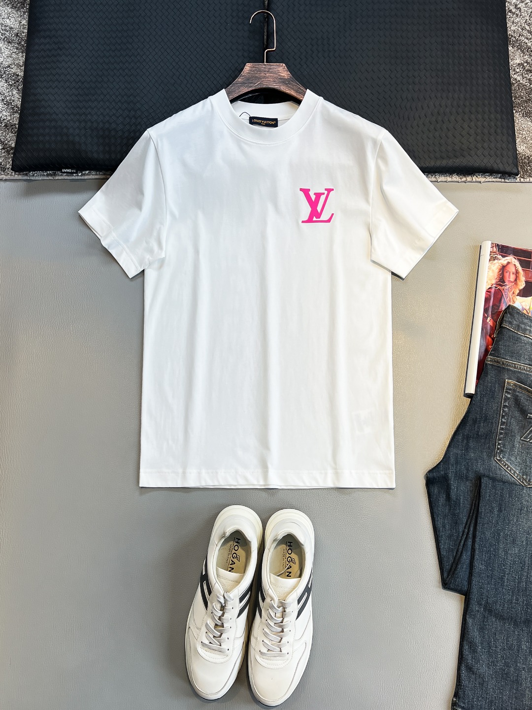 NO:432551,LV# 2025 spring and summer new style first-time counter latest short-sleeved round-neck T-shirt, high-end customization, avant-garde and fashionable design!  Brand logo heavy craft design, high-end customized 230g fabric, soft feel, comfortable to wear, exquisite counter-level car line, fine workmanship, invincible and handsome upper body effect!  A must-have item for handsome men!  Color black. White. S-2XL, louis vuitton, T-shirt,tees, t-shirt,alexander wang19860909LV# 2025春夏新款首发专柜最新款短袖圆领T恤 高端订制 设计前卫时尚！品牌logo重工艺设计 高端定制230克面料.手感柔软.穿着舒适.专柜级别精致车线.做工精细.上身效果无敌帅气！型男必备单品！颜色黑色.白色.码数S-2XL,,louis vuitton,T-shirt,tees，t-shirt,alexander wang,Men's clothing