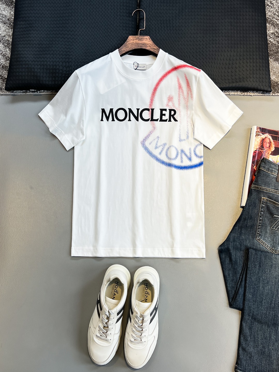 NO:432557,MO# 2025 spring and summer new style first-time counter latest short-sleeved round-neck T-shirt, high-end customization, avant-garde and fashionable design!  Brand logo heavy craft design, high-end customized 230g fabric, soft feel, comfortable to wear, exquisite counter-level car line, fine workmanship, invincible and handsome upper body effect!  A must-have item for handsome men!  Color black. White. S-2XL, T-shirt,tees, t-shirt,alexander wang19860909MO# 2025春夏新款首发专柜最新款短袖圆领T恤 高端订制 设计前卫时尚！品牌logo重工艺设计 高端定制230克面料.手感柔软.穿着舒适.专柜级别精致车线.做工精细.上身效果无敌帅气！型男必备单品！颜色黑色.白色.码数S-2XL,,T-shirt,tees，t-shirt,alexander wang,Men's clothing