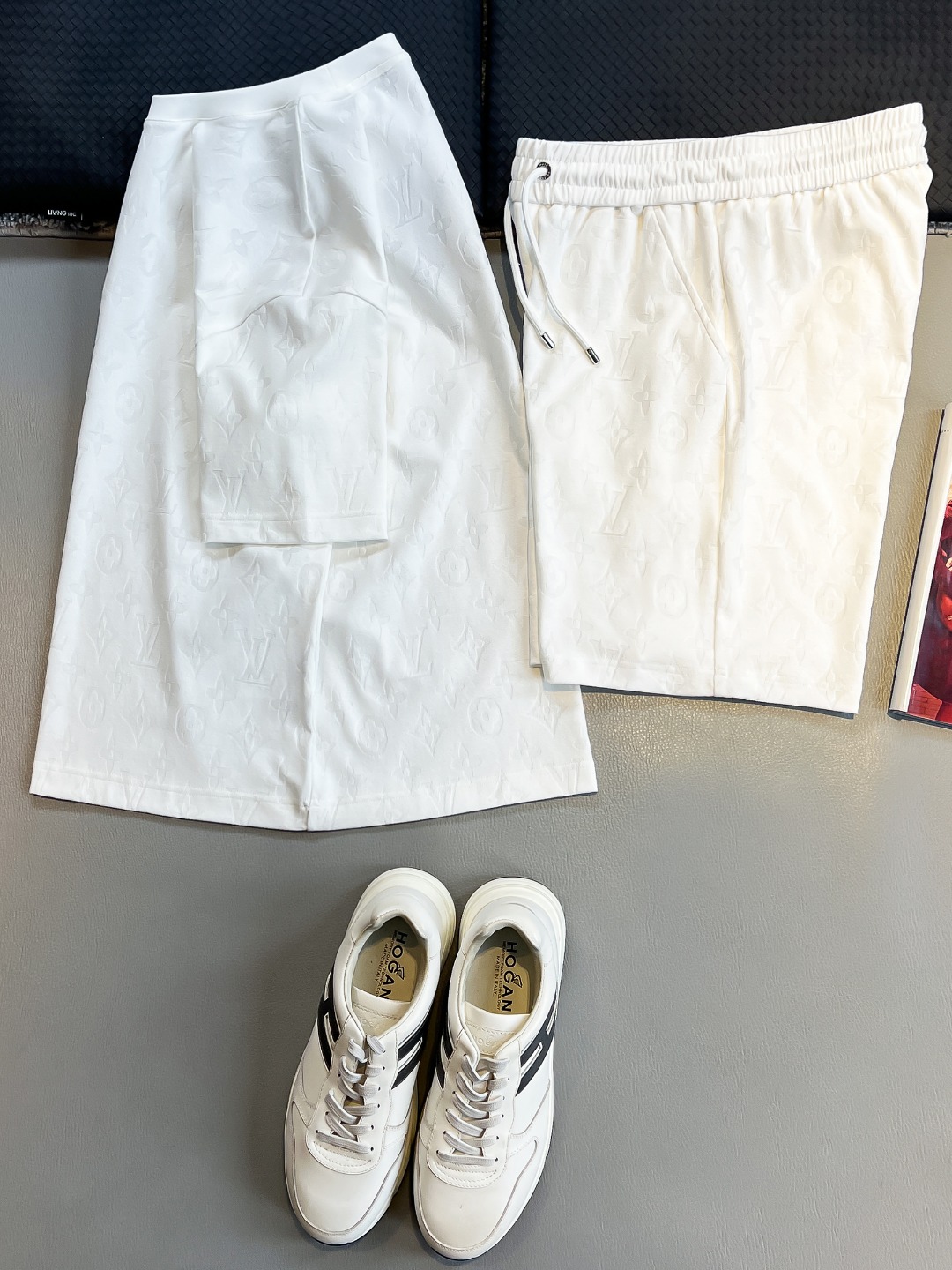 NO:453236,/Set LV 25/ss Spring and Summer New Cotton Set Perfect Jacquard Logo Top Hardware + Top Fabric Customization (One Set Not Disassembled) Standard Style Black White Two Colors Men and Women Same Model Number M L XL XXL XXXL,,louis vuitton,alexander wang19860909/套 LV 25/ss春夏新款棉质套装 完美提花标识 顶级五金+顶级面料定制（一套不拆） 标准版型 黑 白 两色 男女同款 码数M L XL XXL XXXL,,louis vuitton,alexander wang,Men's clothing