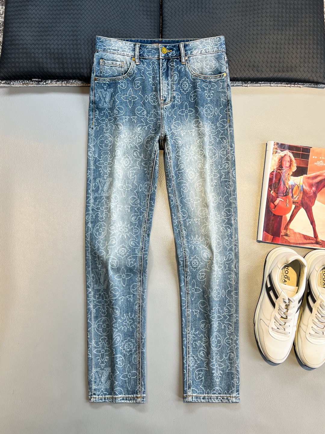 NO:453213,LV# 25 Spring and summer original single men's fashion casual tannin jeans, Hong Kong foreign company channel goods, high-end Japanese OEM production, heavy platinum-grade products, counter same channel orders, 8K+!  Officially announced the style of painting album poster!  Predictable single items, a pair of jeans dominated by fabrics and craftsmanship, abandons the previous style and tone and takes the minimalist route. They are very pure and neat and clean, and the level of control in terms of dressing is not limited. They can be business or casual and fashionable, both solemn and harmonious, and have a full aura!  Customer-supplied high-quality imported denim original color fabric, specially selected Japanese Okayama pure 13oz ounce denim fabric, heavy environmentally friendly plant enzyme washing process, the texture has a light retro color, which is quite beautiful. The fabric is soft and delicate after washing, but has a strong bones and a little elastic, providing an excellent comfort experience, without any damage to the craft elements throughout the body, retaining the purest tannin color!  The details are impeccable, perfectly following the elements of the new season. The latest waist leather mark highlights the brand characteristics. Combined with elegant brand elements, it highlights the quality of the details. It is equipped with the iconic twisted buttons of the season, which adds a lot of visual points. It is fashionable and modern, and is very exquisite. It highlights the brand identity in the details and strongly reflects the overall luxury and high-end feeling!  The color matching is a classic and fashionable high-end counter color, with tough and capable lines, which meets the most popular color for men. It is very pure saturation gray, with perfect style and excellent hip lifting effect. It can easily sweep any top matching in the wardrobe. It has extensive compatibility and is satisfied with various daily outfits. It has a lot of upper body styles and must-have trousers for quality control and denim control!  Color blue Size 29 30 31 32 33 34 36 38,,louis vuitton,jeans,alexander wang19860909LV# 25 春夏原单男士时装休闲丹宁牛仔裤,香港洋行渠道货,高端日本代工出品,重磅白金级臻品,专柜同渠道订单,8K+！官宣画册海报穿搭款！ 可预测性的爆卖单品,以面料和工艺为主导的一款牛仔裤,摒弃了以往的风格与基调,走了极简的路线,非常纯粹且利落干净,穿搭性方面驾驭层次不受局限,即可商务也可休闲时髦,亦庄亦谐,自带满格气场！ 客供高级进口的丹宁原色面料,特选日本冈山纯正13oz 盎司牛仔布料,重磅环保植物酵素水洗工艺,肌理有着淡淡的复古色彩,相当漂亮,面料经过水洗后柔软细腻,但筋骨感极强,且略带弹力,提供了绝佳的舒适体验,通身无任何工艺元素破坏,保留了最纯粹的丹宁本色！ 细节无可挑剔,完美沿袭了新一季的元素,最新的腰部皮标彰显了品牌特质,结合优雅的品牌元素,凸显了细节之品质感,搭载当季标志性扭曲纽扣,视觉方面加分不少,时髦而摩登,非常精湛,于细节之处即彰显了品牌身份又强烈体现出整体的奢华与高级感！ 配色属于经典时尚高级专柜色,硬朗干练的线条,符合男性最为心头好的色调,非常纯粹的饱和度灰,版型剪裁完美,提臀修身效果绝佳,可轻松横扫衣橱任何的上装搭配,兼容性广泛,满足于日常各种穿搭,上身型款十足,于品质控及牛仔迷控者必入型裤装！ 颜色蓝色 尺码29 30 31 32 33 34 36 38,,louis vuitton,jeans,alexander wang,Men's clothing