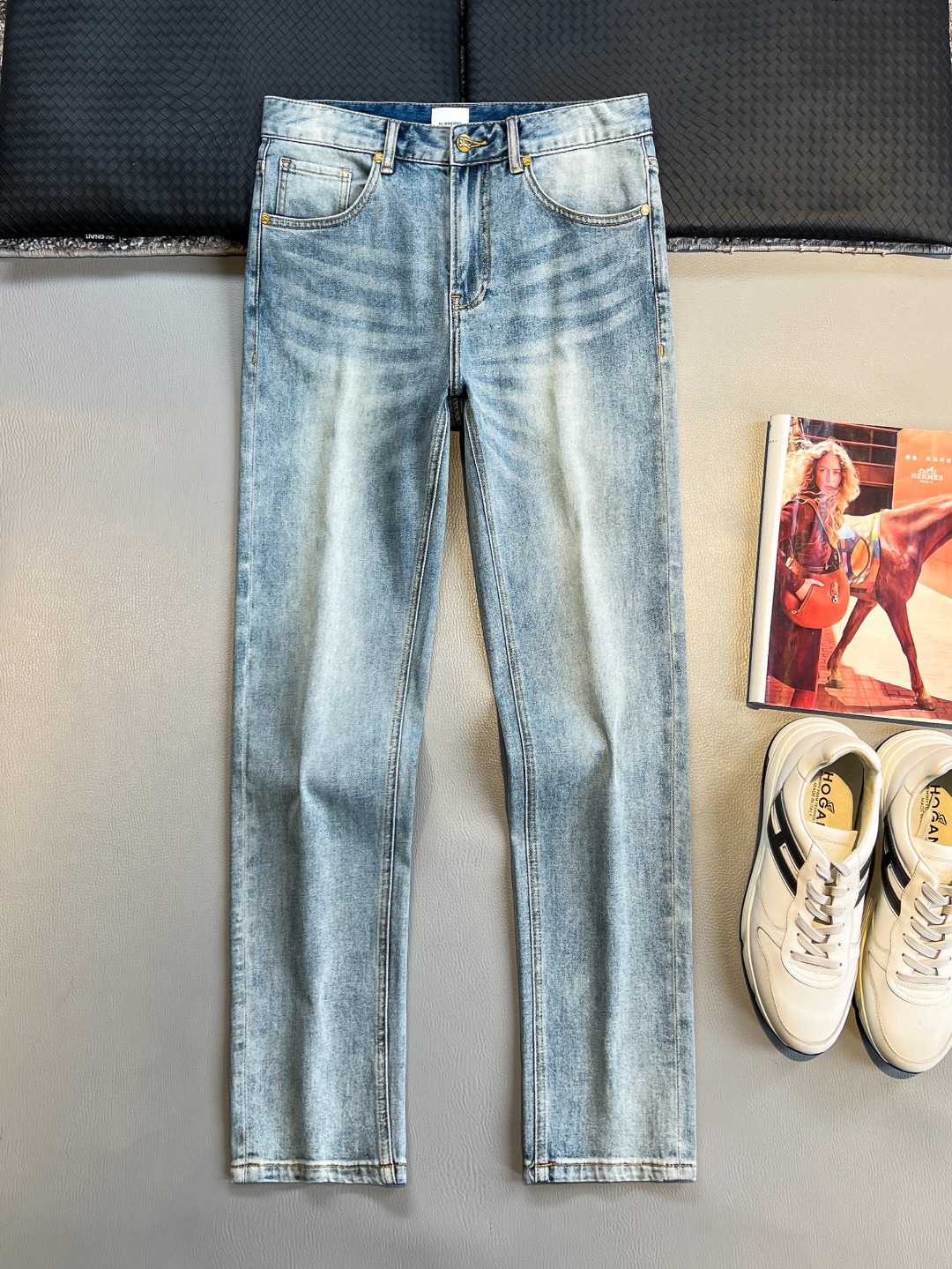 NO:453224,BU# 25 Spring and summer original single men's fashion casual denim jeans, Hong Kong foreign business channel goods, high-end Japanese OEM production, heavy platinum-grade products, counter same channel orders, 8K+!  Officially announced the style of painting album poster!  Predictable single items, a pair of jeans dominated by fabrics and craftsmanship, abandons the previous style and tone and takes the minimalist route. They are very pure and neat and clean, and the level of control in terms of dressing is not limited. They can be business or casual and fashionable, both solemn and harmonious, and have a full aura!  Customer-supplied high-quality imported denim original color fabric, specially selected Japanese Okayama pure 13oz ounce denim fabric, heavy environmentally friendly plant enzyme washing process, the texture has a light retro color, which is quite beautiful. The fabric is soft and delicate after washing, but has a strong bones and a little elastic, providing an excellent comfort experience, without any damage to the craft elements throughout the body, retaining the purest tannin color!  The details are impeccable, perfectly following the elements of the new season. The latest waist leather mark highlights the brand characteristics. Combined with elegant brand elements, it highlights the quality of the details. It is equipped with the iconic twisted buttons of the season, which adds a lot of visual points. It is fashionable and modern, and is very exquisite. It highlights the brand identity in the details and strongly reflects the overall luxury and high-end feeling!  The color matching is a classic and fashionable high-end counter color, with tough and capable lines, which meets the most popular color for men. It is very pure saturation gray, with perfect style and excellent hip lifting effect. It can easily sweep any top matching in the wardrobe. It has extensive compatibility and is satisfied with various daily outfits. It has a lot of upper body styles and must-have trousers for quality control and denim control!  Color blue Size 29 30 31 32 33 34 36 38,,jeans,alexander wang19860909BU# 25 春夏原单男士时装休闲丹宁牛仔裤,香港洋行渠道货,高端日本代工出品,重磅白金级臻品,专柜同渠道订单,8K+！官宣画册海报穿搭款！ 可预测性的爆卖单品,以面料和工艺为主导的一款牛仔裤,摒弃了以往的风格与基调,走了极简的路线,非常纯粹且利落干净,穿搭性方面驾驭层次不受局限,即可商务也可休闲时髦,亦庄亦谐,自带满格气场！ 客供高级进口的丹宁原色面料,特选日本冈山纯正13oz 盎司牛仔布料,重磅环保植物酵素水洗工艺,肌理有着淡淡的复古色彩,相当漂亮,面料经过水洗后柔软细腻,但筋骨感极强,且略带弹力,提供了绝佳的舒适体验,通身无任何工艺元素破坏,保留了最纯粹的丹宁本色！ 细节无可挑剔,完美沿袭了新一季的元素,最新的腰部皮标彰显了品牌特质,结合优雅的品牌元素,凸显了细节之品质感,搭载当季标志性扭曲纽扣,视觉方面加分不少,时髦而摩登,非常精湛,于细节之处即彰显了品牌身份又强烈体现出整体的奢华与高级感！ 配色属于经典时尚高级专柜色,硬朗干练的线条,符合男性最为心头好的色调,非常纯粹的饱和度灰,版型剪裁完美,提臀修身效果绝佳,可轻松横扫衣橱任何的上装搭配,兼容性广泛,满足于日常各种穿搭,上身型款十足,于品质控及牛仔迷控者必入型裤装！ 颜色蓝色 尺码29 30 31 32 33 34 36 38,,jeans,alexander wang,Men's clothing