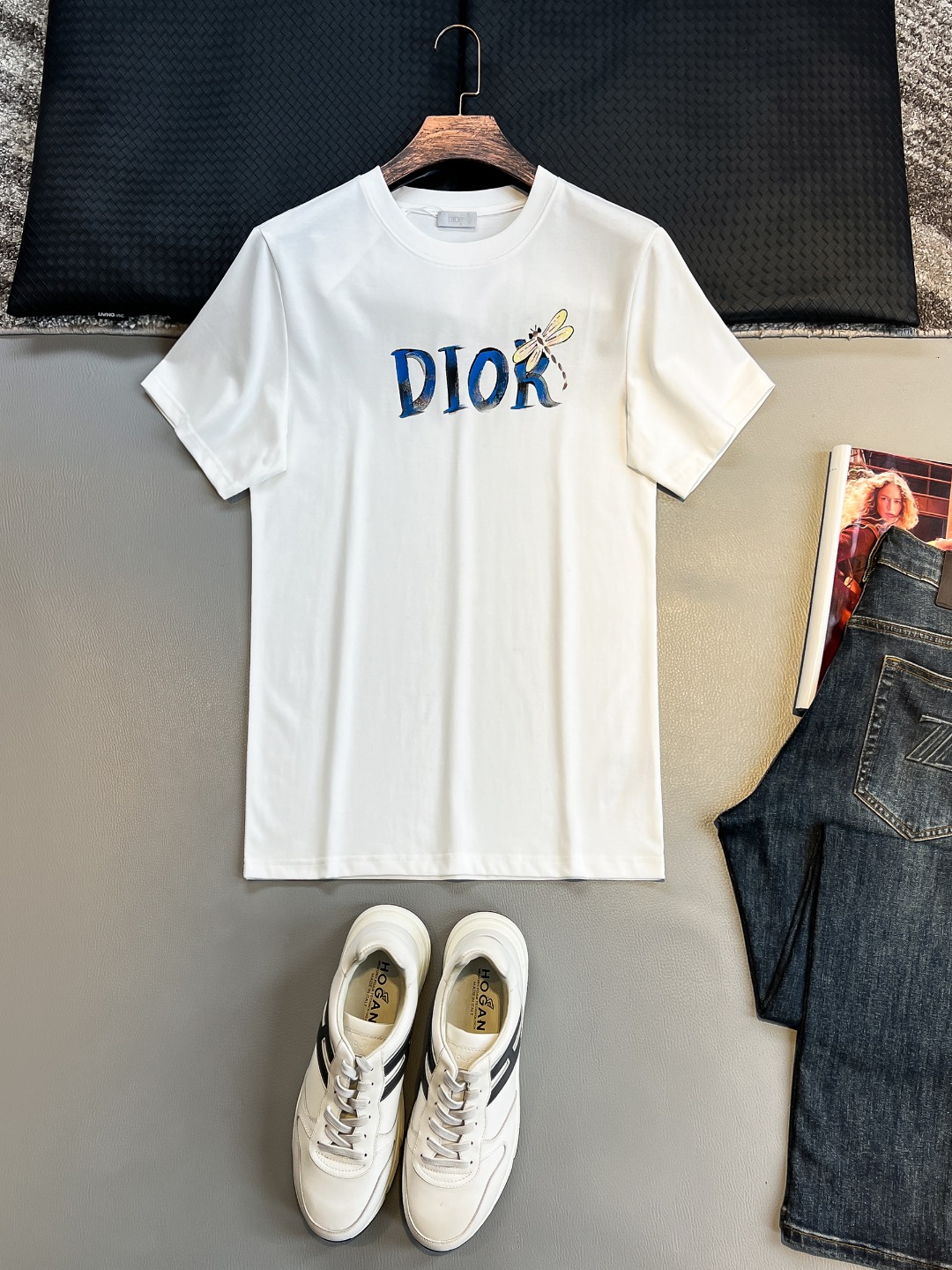 NO:472408,DO# 2025 spring and summer new style first-time counter latest short-sleeved round-neck T-shirt, high-end customization, avant-garde and fashionable design!  Brand logo heavy craft design, high-end customized 230g fabric, soft feel, comfortable to wear, exquisite counter-level car line, fine workmanship, invincible and handsome upper body effect!  A must-have item for handsome men!  Color black. White. S-2XL, T-shirt,tees, t-shirt,alexander wang19860909DO# 2025春夏新款首发专柜最新款短袖圆领T恤 高端订制 设计前卫时尚！品牌logo重工艺设计 高端定制230克面料.手感柔软.穿着舒适.专柜级别精致车线.做工精细.上身效果无敌帅气！型男必备单品！颜色黑色.白色.码数S-2XL,,T-shirt,tees，t-shirt,alexander wang,Men's clothing