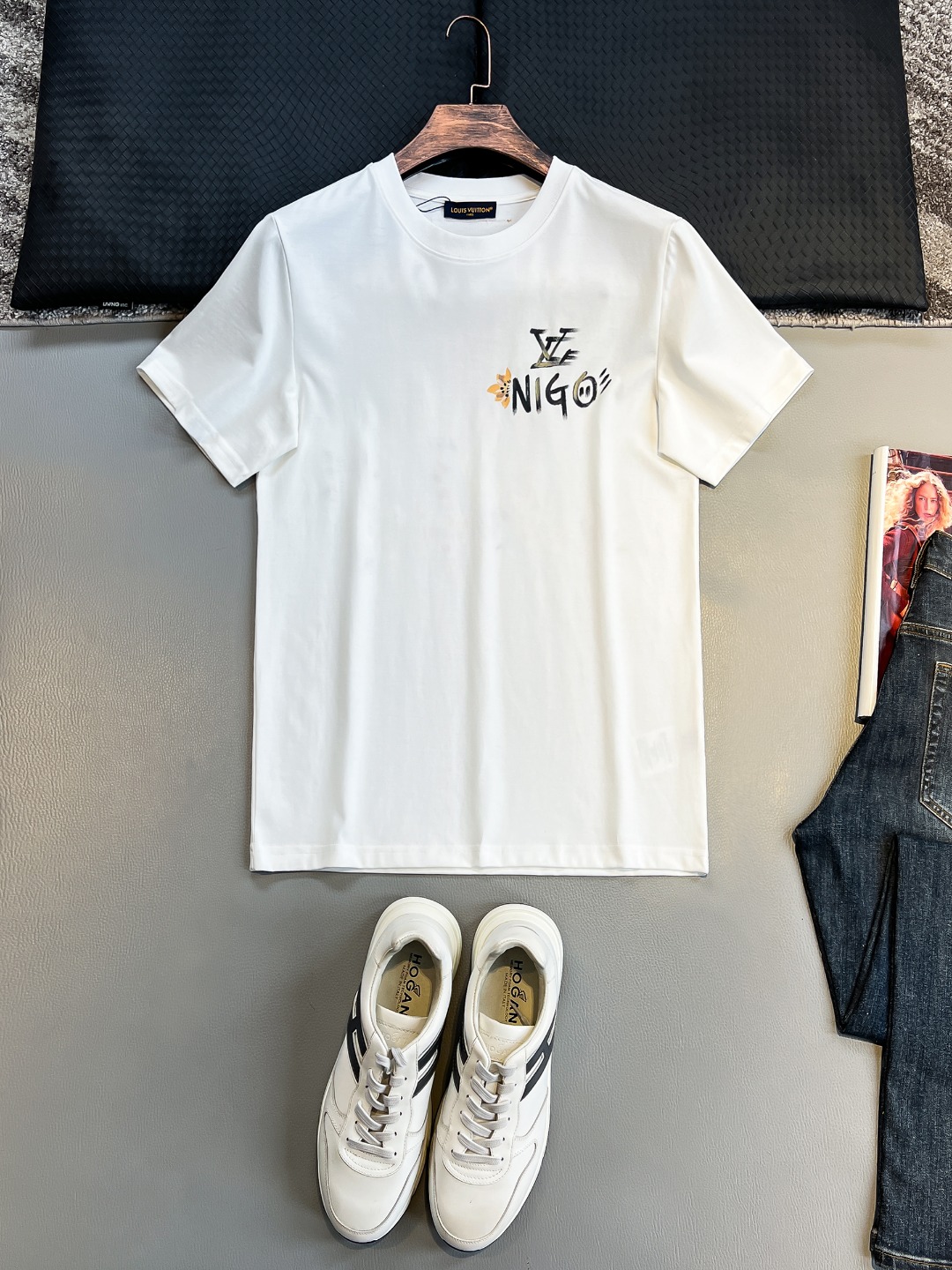 NO:472411,LV# 2025 spring and summer new style first-time counter latest short-sleeved round-neck T-shirt, high-end customization, avant-garde and fashionable design!  Brand logo heavy craft design, high-end customized 230g fabric, soft feel, comfortable to wear, exquisite counter-level car line, fine workmanship, invincible and handsome upper body effect!  A must-have item for handsome men!  Color black. White. S-2XL, louis vuitton, T-shirt,tees, t-shirt,alexander wang19860909LV# 2025春夏新款首发专柜最新款短袖圆领T恤 高端订制 设计前卫时尚！品牌logo重工艺设计 高端定制230克面料.手感柔软.穿着舒适.专柜级别精致车线.做工精细.上身效果无敌帅气！型男必备单品！颜色黑色.白色.码数S-2XL,,louis vuitton,T-shirt,tees，t-shirt,alexander wang,Men's clothing