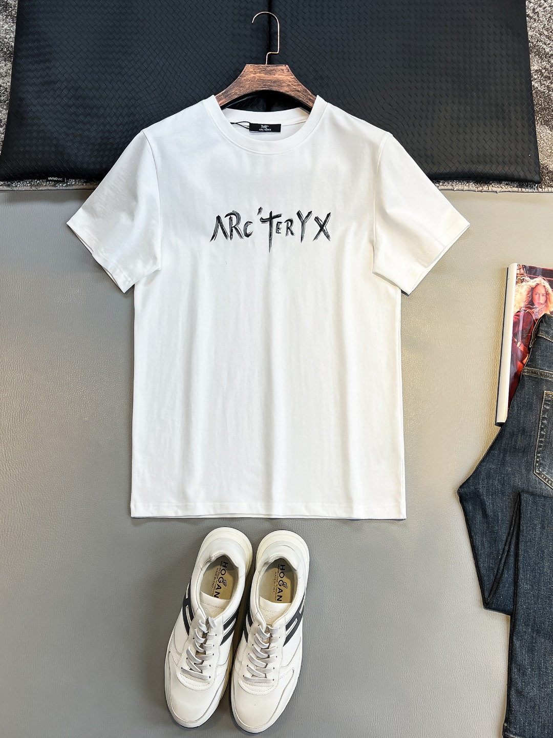 NO:472414,Bird# 2025 spring and summer new style first-time counter latest short-sleeved round-neck T-shirt, high-end customization, avant-garde and fashionable design!  Brand logo heavy craft design, high-end customized 230g fabric, soft feel, comfortable to wear, exquisite counter-level car line, fine workmanship, invincible and handsome upper body effect!  A must-have item for handsome men!  Color black. White. S-2XL, T-shirt,tees, t-shirt,alexander wang19860909鸟# 2025春夏新款首发专柜最新款短袖圆领T恤 高端订制 设计前卫时尚！品牌logo重工艺设计 高端定制230克面料.手感柔软.穿着舒适.专柜级别精致车线.做工精细.上身效果无敌帅气！型男必备单品！颜色黑色.白色.码数S-2XL,,T-shirt,tees，t-shirt,alexander wang,Men's clothing