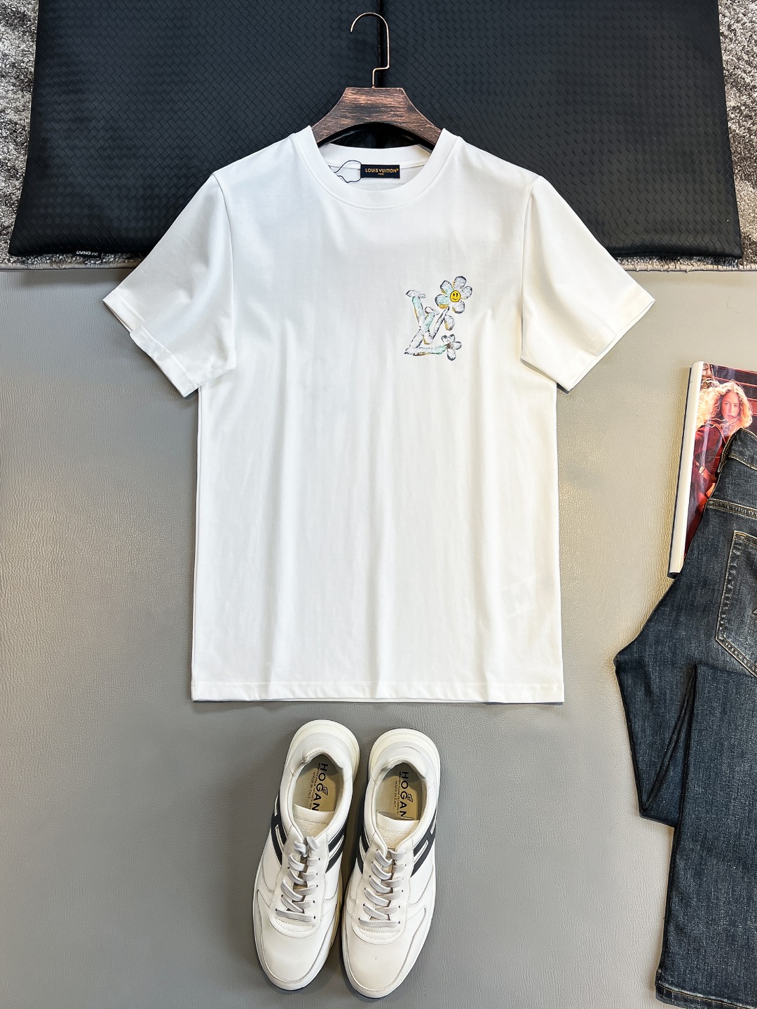 NO:472390,LV# 2025 spring and summer new style first-time counter latest short-sleeved round-neck T-shirt, high-end customization, avant-garde and fashionable design!  Brand logo heavy craft design, high-end customized 230g fabric, soft feel, comfortable to wear, exquisite counter-level car line, fine workmanship, invincible and handsome upper body effect!  A must-have item for handsome men!  Color black. White. S-2XL, louis vuitton, T-shirt,tees, t-shirt,alexander wang19860909LV# 2025春夏新款首发专柜最新款短袖圆领T恤 高端订制 设计前卫时尚！品牌logo重工艺设计 高端定制230克面料.手感柔软.穿着舒适.专柜级别精致车线.做工精细.上身效果无敌帅气！型男必备单品！颜色黑色.白色.码数S-2XL,,louis vuitton,T-shirt,tees，t-shirt,alexander wang,Men's clothing