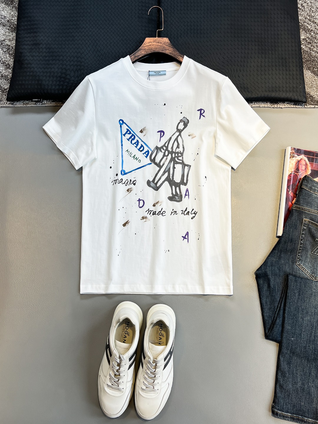 NO:472393,PD# 2025 spring and summer new style first-time counter latest short-sleeved round-neck T-shirt, high-end customization, avant-garde and fashionable design!  Brand logo heavy craft design, high-end customized 230g fabric, soft feel, comfortable to wear, exquisite counter-level car line, fine workmanship, invincible and handsome upper body effect!  A must-have item for handsome men!  Color black. White. S-2XL, T-shirt,tees, t-shirt,alexander wang19860909PD# 2025春夏新款首发专柜最新款短袖圆领T恤 高端订制 设计前卫时尚！品牌logo重工艺设计 高端定制230克面料.手感柔软.穿着舒适.专柜级别精致车线.做工精细.上身效果无敌帅气！型男必备单品！颜色黑色.白色.码数S-2XL,,T-shirt,tees，t-shirt,alexander wang,Men's clothing