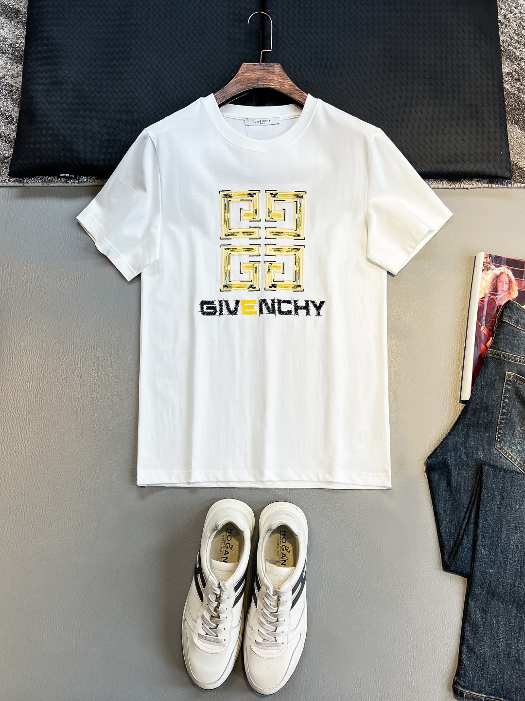 NO:472398,GVC# 2025 spring and summer new style first-time counter latest short-sleeved round-neck T-shirt, high-end customization, avant-garde and fashionable design!  Brand logo heavy craft design, high-end customized 230g fabric, soft feel, comfortable to wear, exquisite counter-level car line, fine workmanship, invincible and handsome upper body effect!  A must-have item for handsome men!  Color black. White. S-2XL, T-shirt,tees, t-shirt,alexander wang19860909GVC# 2025春夏新款首发专柜最新款短袖圆领T恤 高端订制 设计前卫时尚！品牌logo重工艺设计 高端定制230克面料.手感柔软.穿着舒适.专柜级别精致车线.做工精细.上身效果无敌帅气！型男必备单品！颜色黑色.白色.码数S-2XL,,T-shirt,tees，t-shirt,alexander wang,Men's clothing