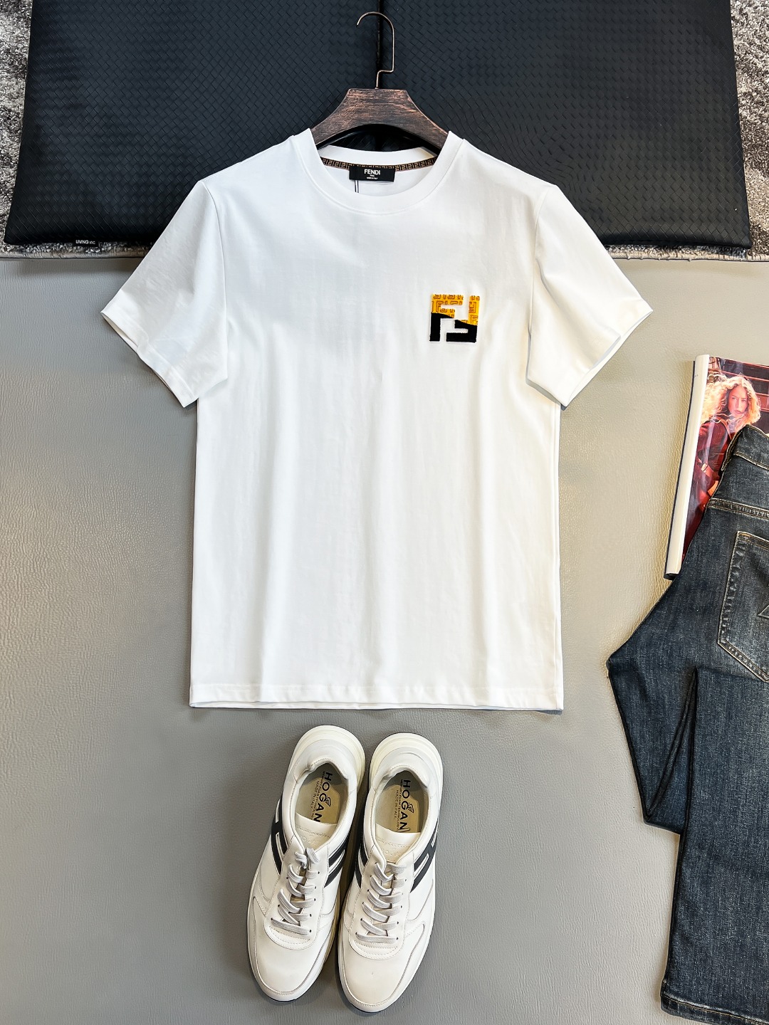 NO:472401,FD# 2025 spring and summer new style first-time counter latest short-sleeved round-neck T-shirt, high-end customization, avant-garde and fashionable design!  Brand logo heavy craft design, high-end customized 230g fabric, soft feel, comfortable to wear, exquisite counter-level car line, fine workmanship, invincible and handsome upper body effect!  A must-have item for handsome men!  Color black. White. S-2XL, T-shirt,tees, t-shirt,alexander wang19860909FD# 2025春夏新款首发专柜最新款短袖圆领T恤 高端订制 设计前卫时尚！品牌logo重工艺设计 高端定制230克面料.手感柔软.穿着舒适.专柜级别精致车线.做工精细.上身效果无敌帅气！型男必备单品！颜色黑色.白色.码数S-2XL,,T-shirt,tees，t-shirt,alexander wang,Men's clothing