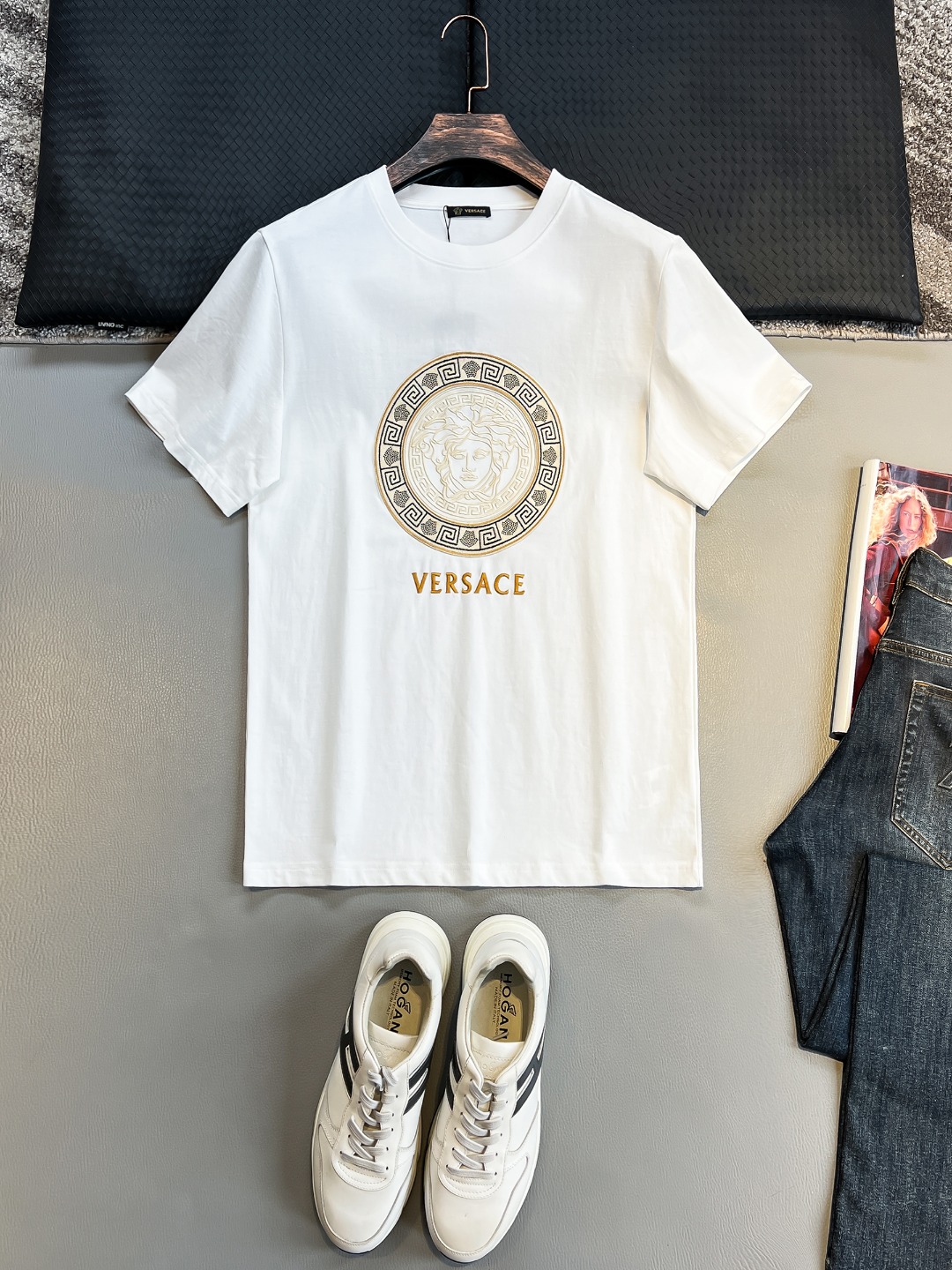 NO:472404,VERSA# 2025 spring and summer new style first-time counter latest short-sleeved round-neck T-shirt, high-end customization, avant-garde and fashionable design!  Brand logo heavy craft design, high-end customized 230g fabric, soft feel, comfortable to wear, exquisite counter-level car line, fine workmanship, invincible and handsome upper body effect!  A must-have item for handsome men!  Color black. White. S-2XL, versace, T-shirt,tees, t-shirt,alexander wang19860909VERSA# 2025春夏新款首发专柜最新款短袖圆领T恤 高端订制 设计前卫时尚！品牌logo重工艺设计 高端定制230克面料.手感柔软.穿着舒适.专柜级别精致车线.做工精细.上身效果无敌帅气！型男必备单品！颜色黑色.白色.码数S-2XL,,versace,T-shirt,tees，t-shirt,alexander wang,Men's clothing