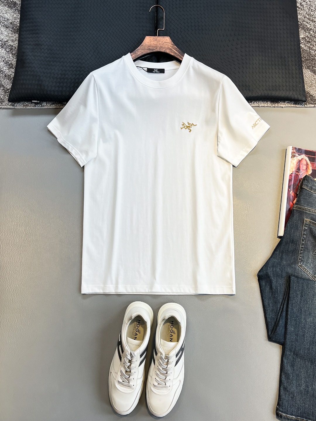 NO:472407,Bird# 2025 spring and summer new style first-time counter latest short-sleeved round-neck T-shirt, high-end customization, avant-garde and fashionable design!  Brand logo heavy craft design, high-end customized 230g fabric, soft feel, comfortable to wear, exquisite counter-level car line, fine workmanship, invincible and handsome upper body effect!  A must-have item for handsome men!  Color black. White. S-2XL, T-shirt,tees, t-shirt,alexander wang19860909鸟# 2025春夏新款首发专柜最新款短袖圆领T恤 高端订制 设计前卫时尚！品牌logo重工艺设计 高端定制230克面料.手感柔软.穿着舒适.专柜级别精致车线.做工精细.上身效果无敌帅气！型男必备单品！颜色黑色.白色.码数S-2XL,,T-shirt,tees，t-shirt,alexander wang,Men's clothing