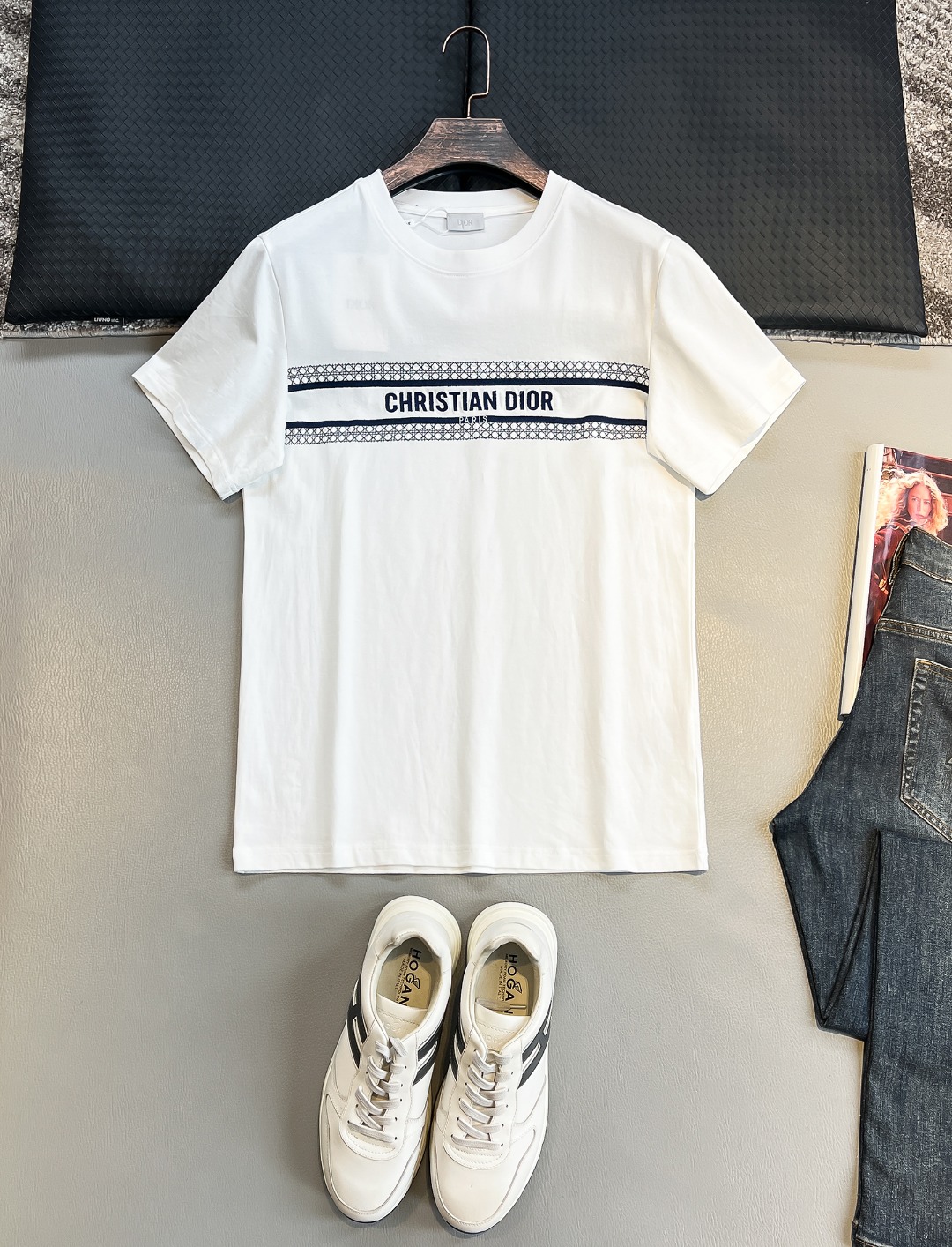 NO:472410,DO# 2025 spring and summer new style first-time counter latest short-sleeved round-neck T-shirt, high-end customization, avant-garde and fashionable design!  Brand logo heavy craft design, high-end customized 230g fabric, soft feel, comfortable to wear, exquisite counter-level car line, fine workmanship, invincible and handsome upper body effect!  A must-have item for handsome men!  Color black. White. S-2XL, T-shirt,tees, t-shirt,alexander wang19860909DO# 2025春夏新款首发专柜最新款短袖圆领T恤 高端订制 设计前卫时尚！品牌logo重工艺设计 高端定制230克面料.手感柔软.穿着舒适.专柜级别精致车线.做工精细.上身效果无敌帅气！型男必备单品！颜色黑色.白色.码数S-2XL,,T-shirt,tees，t-shirt,alexander wang,Men's clothing