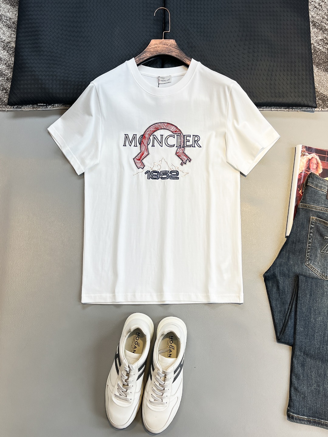 NO:472413,MO# 2025 spring and summer new style first-time counter latest short-sleeved round-neck T-shirt, high-end customization, avant-garde and fashionable design!  Brand logo heavy craft design, high-end customized 230g fabric, soft feel, comfortable to wear, exquisite counter-level car line, fine workmanship, invincible and handsome upper body effect!  A must-have item for handsome men!  Color black. White. S-2XL, T-shirt,tees, t-shirt,alexander wang19860909MO# 2025春夏新款首发专柜最新款短袖圆领T恤 高端订制 设计前卫时尚！品牌logo重工艺设计 高端定制230克面料.手感柔软.穿着舒适.专柜级别精致车线.做工精细.上身效果无敌帅气！型男必备单品！颜色黑色.白色.码数S-2XL,,T-shirt,tees，t-shirt,alexander wang,Men's clothing