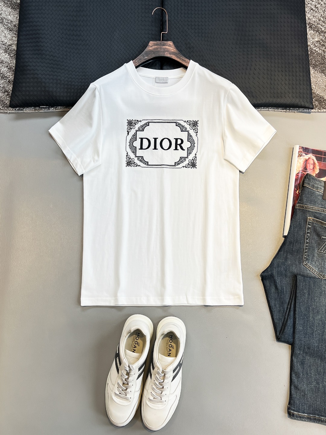 NO:472416,DO# 2025 spring and summer new style first-time counter latest short-sleeved round-neck T-shirt, high-end customization, avant-garde and fashionable design!  Brand logo heavy craft design, high-end customized 230g fabric, soft feel, comfortable to wear, exquisite counter-level car line, fine workmanship, invincible and handsome upper body effect!  A must-have item for handsome men!  Color black. White. S-2XL, T-shirt,tees, t-shirt,alexander wang19860909DO# 2025春夏新款首发专柜最新款短袖圆领T恤 高端订制 设计前卫时尚！品牌logo重工艺设计 高端定制230克面料.手感柔软.穿着舒适.专柜级别精致车线.做工精细.上身效果无敌帅气！型男必备单品！颜色黑色.白色.码数S-2XL,,T-shirt,tees，t-shirt,alexander wang,Men's clothing