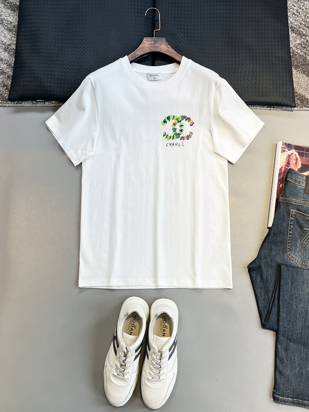 NO:472418,Xiaoxiang# 2025 spring and summer new style first-time counter latest short-sleeved round-neck T-shirt, high-end customization, avant-garde and fashionable design!  Brand logo heavy craft design, high-end customized 230g fabric, soft feel, comfortable to wear, exquisite counter-level car line, fine workmanship, invincible and handsome upper body effect!  A must-have item for handsome men!  Color black. White. S-2XL, T-shirt,tees, t-shirt,alexander wang19860909小香# 2025春夏新款首发专柜最新款短袖圆领T恤 高端订制 设计前卫时尚！品牌logo重工艺设计 高端定制230克面料.手感柔软.穿着舒适.专柜级别精致车线.做工精细.上身效果无敌帅气！型男必备单品！颜色黑色.白色.码数S-2XL,,T-shirt,tees，t-shirt,alexander wang,Men's clothing