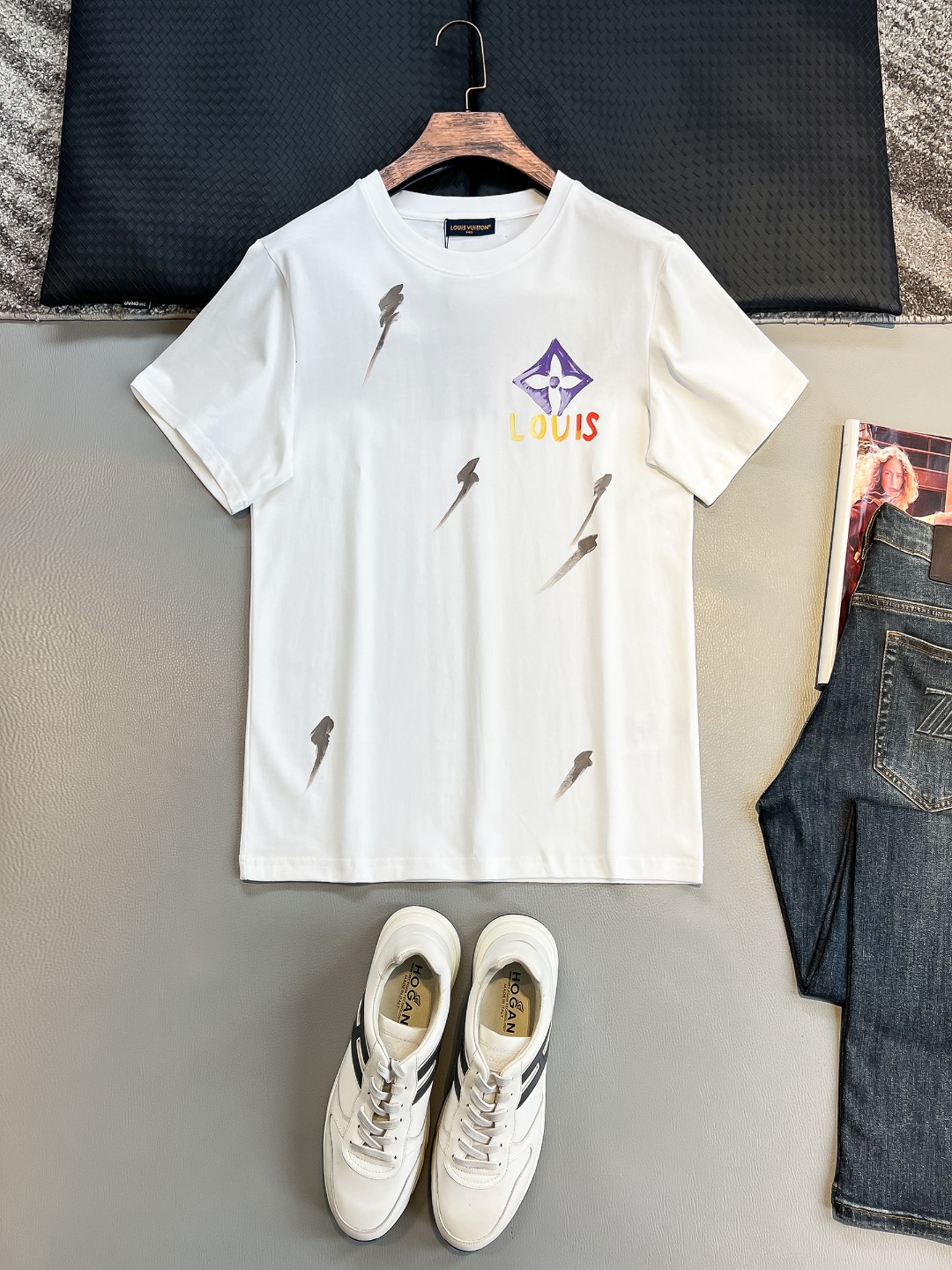 NO:472422,LV# 2025 spring and summer new style first-time counter latest short-sleeved round-neck T-shirt, high-end customization, avant-garde and fashionable design!  Brand logo heavy craft design, high-end customized 230g fabric, soft feel, comfortable to wear, exquisite counter-level car line, fine workmanship, invincible and handsome upper body effect!  A must-have item for handsome men!  Color black. White. S-2XL, louis vuitton, T-shirt,tees, t-shirt,alexander wang19860909LV# 2025春夏新款首发专柜最新款短袖圆领T恤 高端订制 设计前卫时尚！品牌logo重工艺设计 高端定制230克面料.手感柔软.穿着舒适.专柜级别精致车线.做工精细.上身效果无敌帅气！型男必备单品！颜色黑色.白色.码数S-2XL,,louis vuitton,T-shirt,tees，t-shirt,alexander wang,Men's clothing