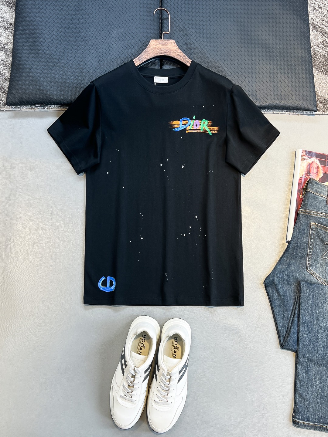 NO:835478,DO# 2026 spring and summer new style debut counter, the latest short-sleeved round neck T-shirt, high-end customization, avant-garde and fashionable design!  The brand logo is designed with heavy craftsmanship. High-end customized 230g fabric. Soft to the touch. Comfortable to wear. Exquisite stitching at the counter level. Fine workmanship. The upper body effect is incomparably handsome!  A must-have item for a stylish man!  Color Black. White. Size S-2XL,, T-shirt, tees, t-shirt,19860909DO# 2026春夏新款首发专柜最新款短袖圆领T恤 高端订制 设计前卫时尚！品牌logo重工艺设计 高端定制230克面料.手感柔软.穿着舒适.专柜级别精致车线.做工精细.上身效果无敌帅气！型男必备单品！颜色黑色.白色.码数S-2XL,,T-shirt,tees，t-shirt,,Men's clothing