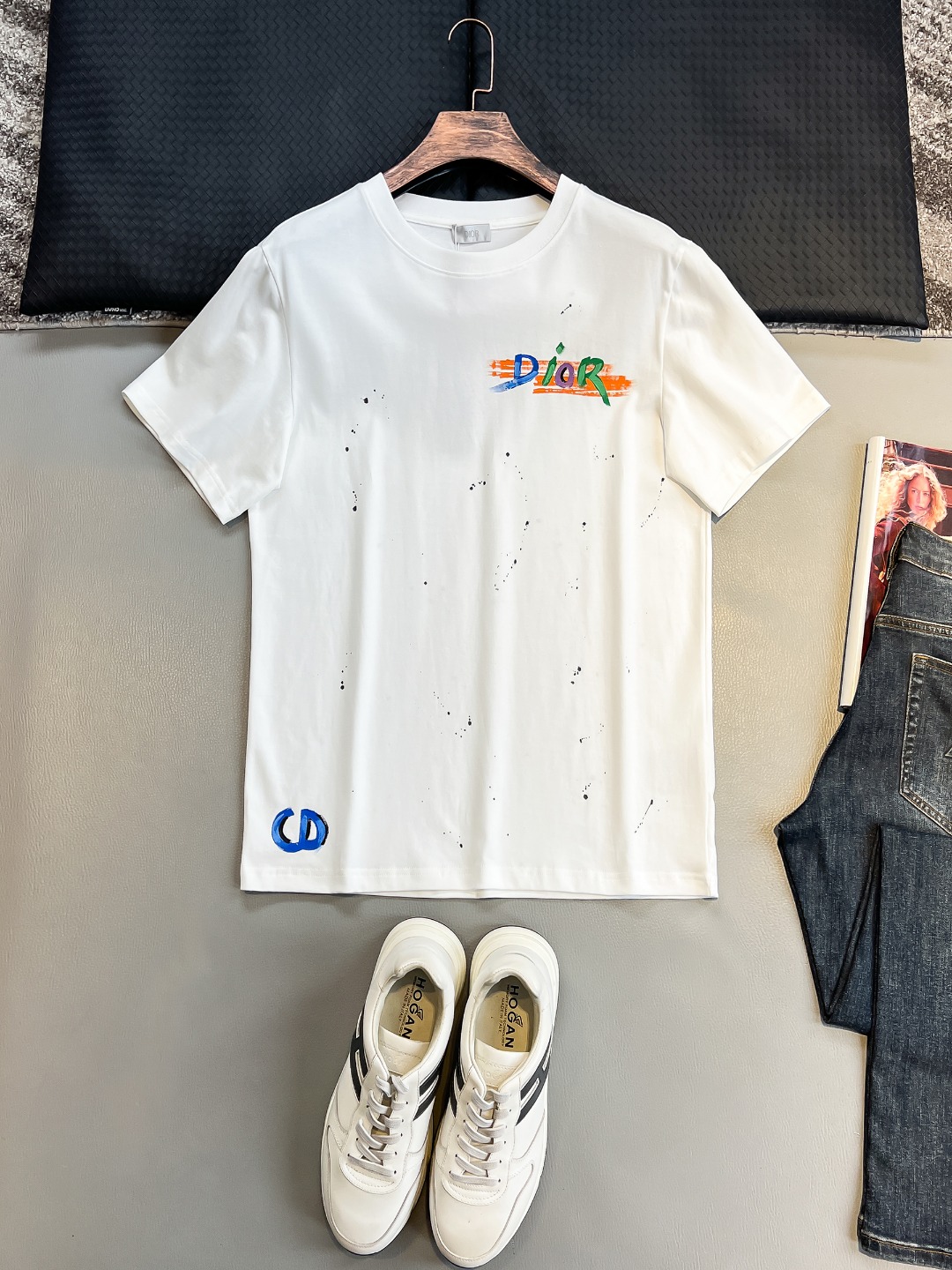 NO:472427,DO# 2025 spring and summer new style first-time counter latest short-sleeved round-neck T-shirt, high-end customization, avant-garde and fashionable design!  Brand logo heavy craft design, high-end customized 230g fabric, soft feel, comfortable to wear, exquisite counter-level car line, fine workmanship, invincible and handsome upper body effect!  A must-have item for handsome men!  Color black. White. S-2XL, T-shirt,tees, t-shirt,alexander wang19860909DO# 2025春夏新款首发专柜最新款短袖圆领T恤 高端订制 设计前卫时尚！品牌logo重工艺设计 高端定制230克面料.手感柔软.穿着舒适.专柜级别精致车线.做工精细.上身效果无敌帅气！型男必备单品！颜色黑色.白色.码数S-2XL,,T-shirt,tees，t-shirt,alexander wang,Men's clothing