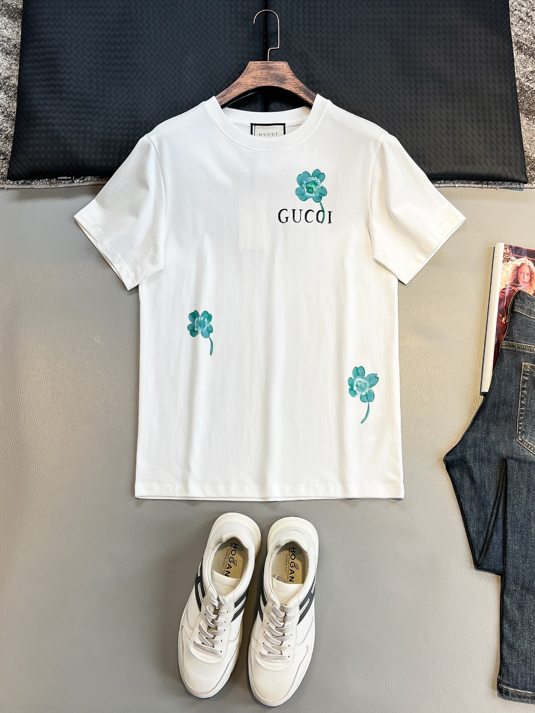 NO:472433,GU# 2025 spring and summer new style first-time counter latest short-sleeved round-neck T-shirt, high-end customization, avant-garde and fashionable design!  Brand logo heavy craft design, high-end customized 230g fabric, soft feel, comfortable to wear, exquisite counter-level car line, fine workmanship, invincible and handsome upper body effect!  A must-have item for handsome men!  Color black. White. S-2XL, T-shirt,tees, t-shirt,alexander wang19860909GU# 2025春夏新款首发专柜最新款短袖圆领T恤 高端订制 设计前卫时尚！品牌logo重工艺设计 高端定制230克面料.手感柔软.穿着舒适.专柜级别精致车线.做工精细.上身效果无敌帅气！型男必备单品！颜色黑色.白色.码数S-2XL,,T-shirt,tees，t-shirt,alexander wang,Men's clothing