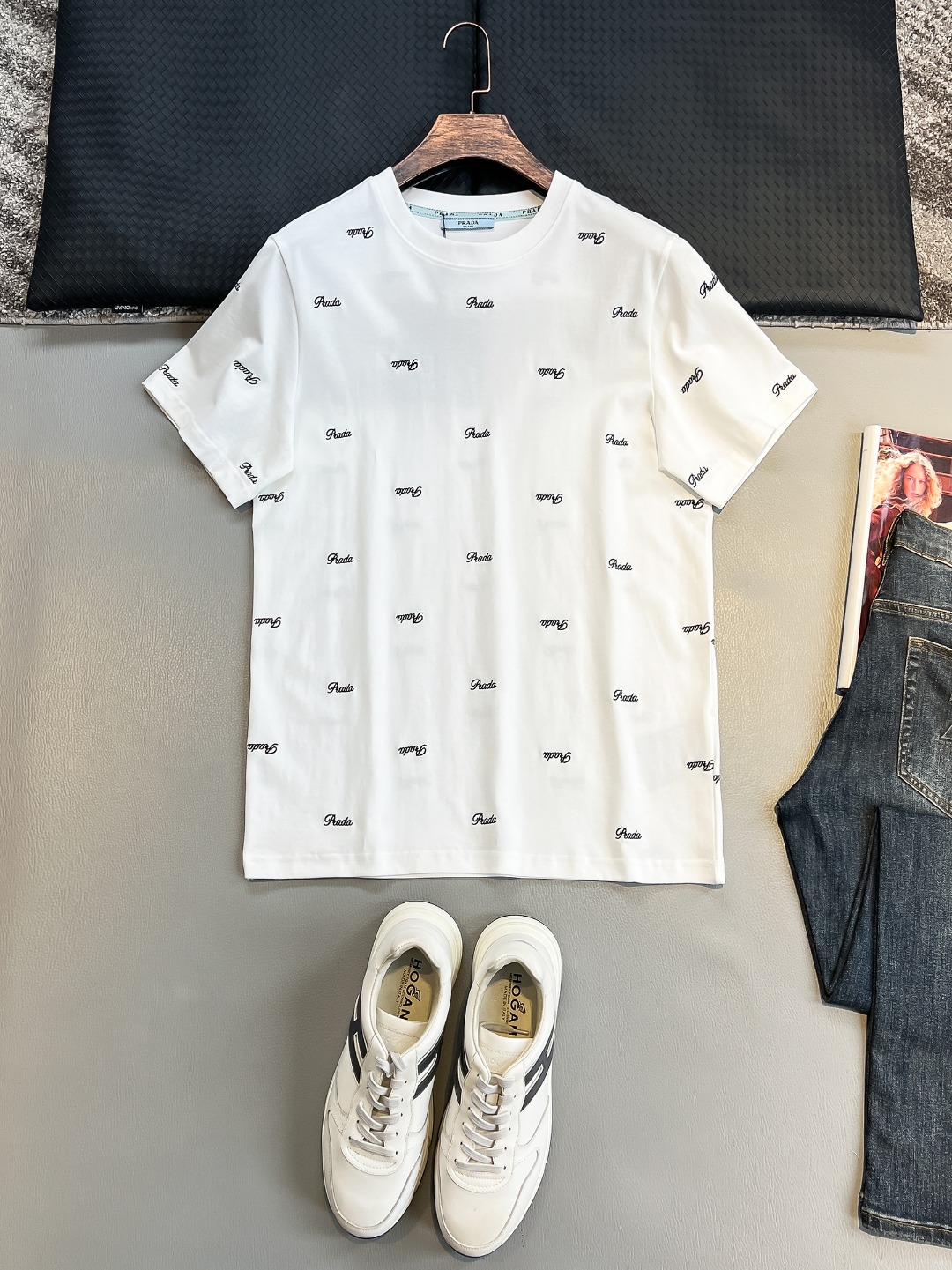 NO:472439,PD# 2025 spring and summer new style first-time counter latest short-sleeved round-neck T-shirt, high-end customization, avant-garde and fashionable design!  Brand logo heavy craft design, high-end customized 230g fabric, soft feel, comfortable to wear, exquisite counter-level car line, fine workmanship, invincible and handsome upper body effect!  A must-have item for handsome men!  Color black. White. S-2XL, T-shirt,tees, t-shirt,alexander wang19860909PD# 2025春夏新款首发专柜最新款短袖圆领T恤 高端订制 设计前卫时尚！品牌logo重工艺设计 高端定制230克面料.手感柔软.穿着舒适.专柜级别精致车线.做工精细.上身效果无敌帅气！型男必备单品！颜色黑色.白色.码数S-2XL,,T-shirt,tees，t-shirt,alexander wang,Men's clothing