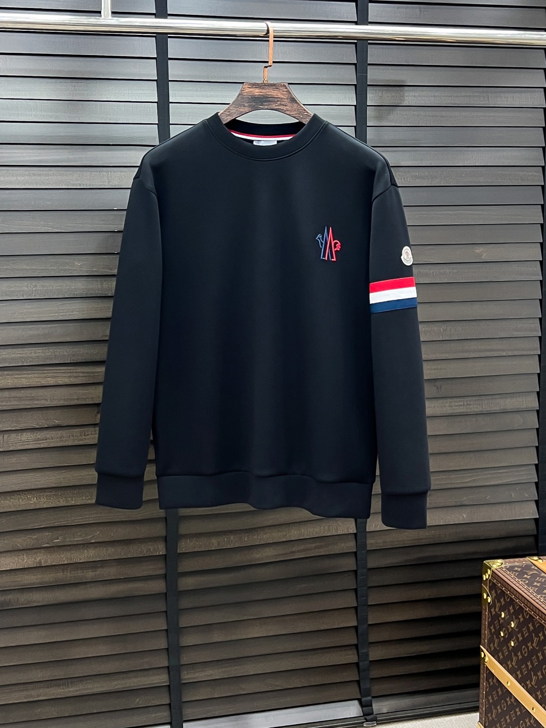 NO:525817,Moncler-Mossed # 25 Autumn and Winter Eight-Weiji Air Layer Pullover Round Neck Sweatshirt The same fashion casual pullover sweatshirt for men and women! Trading companies have sparse channels and are on sale on the leading official website! It has always been a magical existence, with extremely high recognition, and always creates fashionable items in a minimalist style. It has no restrictions on age and gender, and it is easy for anyone to control! The basic casual round neck cutout makes it look thin and hides the flesh with significant effect. It can control your daily casual clothes. It has no gender-free figure and is recommended for the same style as men and women! This sweatshirt is made of imported air-layer knitted cotton. The fabric feels light, delicate, soft and glutinous, and also takes into account the superior clarity. The terry texture is arranged tightly like fish scales inside, which is warm and breathable to the skin without any thorns! The cuffs and hem are spliced ​​with knitted ribs in the same color as the tank, making the wearer more handsome and stylish! The front of the garment is decorated with patterns, carefully printed with top-level craftsmanship, and paired with brand embellishments to show both luxury and fashion! Color Black White Size S M L XL, Moncler,hoodie,sweatshirts,alexander wang19860909Moncler-蒙口# 25秋冬 八明治空气层套头圆领卫衣 男女同款时尚休闲套头卫衣衫！贸易公司渠道稀出,领先官网发售！一直都是神奇的存在,有着极高的辨识度,总是以极简风格营造时髦单品,对年龄性别都没有限制,任谁都好驾驭！基础休闲的圆领版型剪裁,着穿显瘦藏肉效果显著,能够驾驭你日常各种休闲着装穿法,无性别身材的限定,男女同款推荐！ 此款卫衣衫选用客供进口空气层针织棉布制成,该面料手感轻薄细腻软糯,同时兼顾优越的挺括感,内里如同鱼鳞般紧密排列的毛圈肌理,贴肤保暖透气毫无扎刺感可言！袖口以及下摆同缸色染针织罗纹拼接,令着身者更加帅气有型！衣身正面由图案装饰,采用顶级工艺精心印制,搭配品牌点缀,将奢华档次与时尚感都展现了出来！ 颜色黑色 白色 尺码S M L XL,,Moncler,hoodie,sweatshirts,alexander wang,Men's clothing