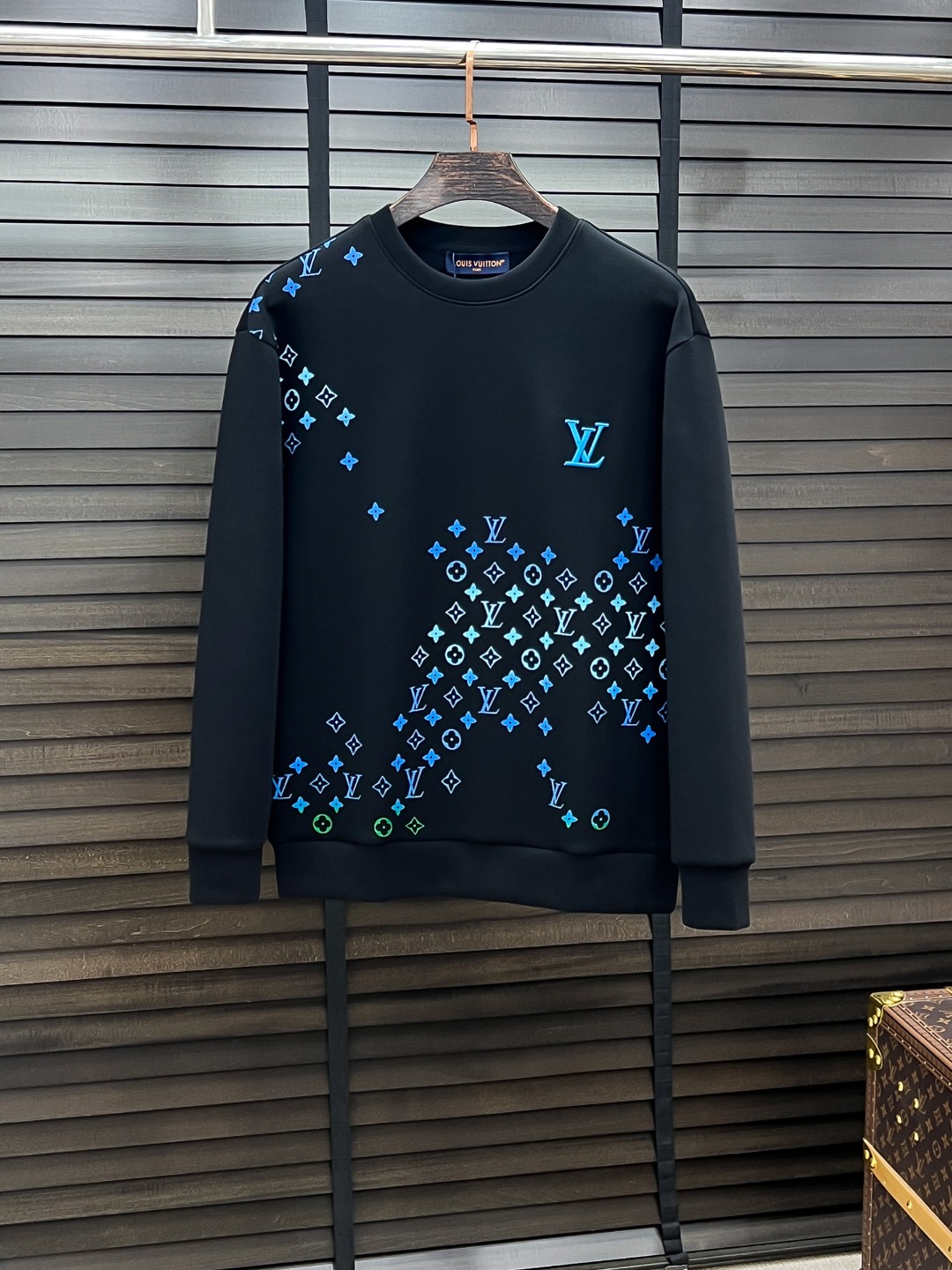 NO:525820,Louis Vuitton-Donkey House# 25 Autumn and Winter Eight-Weiji Air Layer Pullover Round Neck Sweatshirt The same fashion casual pullover sweatshirt for men and women! Trading companies have sparse channels and are on sale on the leading official website! It has always been a magical existence, with extremely high recognition, and always creates fashionable items in a minimalist style. It has no restrictions on age and gender, and it is easy for anyone to control! The basic casual round neck cutout makes it look thin and hides the flesh with significant effect. It can control your daily casual clothes. It has no gender-free figure and is recommended for the same style as men and women! This sweatshirt is made of imported air-layer knitted cotton. The fabric feels light, delicate, soft and glutinous, and also takes into account the superior clarity. The terry texture is arranged tightly like fish scales inside, which is warm and breathable to the skin without any thorns! The cuffs and hem are spliced ​​with knitted ribs in the same color as the tank, making the wearer more handsome and stylish! The front of the garment is decorated with patterns, carefully printed with top-level craftsmanship, and paired with brand embellishments to show both luxury and fashion! Color black white Size S M L XL,,louis vuitton,louis vuitton,louis vuitton,hoodie,sweatshirts,alexander wang19860909Louis Vuitton-驴家# 25秋冬 八明治空气层套头圆领卫衣 男女同款时尚休闲套头卫衣衫！贸易公司渠道稀出,领先官网发售！一直都是神奇的存在,有着极高的辨识度,总是以极简风格营造时髦单品,对年龄性别都没有限制,任谁都好驾驭！基础休闲的圆领版型剪裁,着穿显瘦藏肉效果显著,能够驾驭你日常各种休闲着装穿法,无性别身材的限定,男女同款推荐！ 此款卫衣衫选用客供进口空气层针织棉布制成,该面料手感轻薄细腻软糯,同时兼顾优越的挺括感,内里如同鱼鳞般紧密排列的毛圈肌理,贴肤保暖透气毫无扎刺感可言！袖口以及下摆同缸色染针织罗纹拼接,令着身者更加帅气有型！衣身正面由图案装饰,采用顶级工艺精心印制,搭配品牌点缀,将奢华档次与时尚感都展现了出来！ 颜色黑色 白色 尺码S M L XL,,louis vuitton,louis vuitton,louis vuitton,hoodie,sweatshirts,alexander wang,Men's clothing