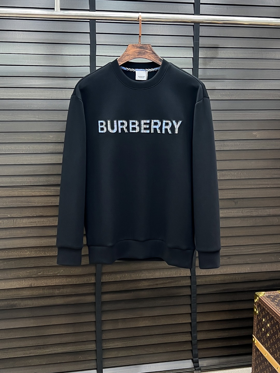 NO:525823,Burberry-Burberry# 25 Autumn and Winter Eightweed Air Layer Pullover Round Neck Sweatshirt The same fashion casual pullover sweatshirt for men and women! Trading companies have sparse channels and are on sale on the leading official website! It has always been a magical existence, with extremely high recognition, and always creates fashionable items in a minimalist style. It has no restrictions on age and gender, and it is easy for anyone to control! The basic casual round neck cutout makes it look thin and hides the flesh with significant effect. It can control your daily casual clothes. It has no gender-free figure and is recommended for the same style as men and women! This sweatshirt is made of imported air-layer knitted cotton. The fabric feels light, delicate, soft and glutinous, and also takes into account the superior clarity. The terry texture is arranged tightly like fish scales inside, which is warm and breathable to the skin without any thorns! The cuffs and hem are spliced ​​with knitted ribs in the same color as the tank, making the wearer more handsome and stylish! The front of the garment is decorated with patterns, carefully printed with top-level craftsmanship, and paired with brand embellishments to show both luxury and fashion! Color black white Size S M L XL, burberry, burberry, hoodie, sweatshirts, alexander wang19860909Burberry-巴宝莉# 25秋冬 八明治空气层套头圆领卫衣 男女同款时尚休闲套头卫衣衫！贸易公司渠道稀出,领先官网发售！一直都是神奇的存在,有着极高的辨识度,总是以极简风格营造时髦单品,对年龄性别都没有限制,任谁都好驾驭！基础休闲的圆领版型剪裁,着穿显瘦藏肉效果显著,能够驾驭你日常各种休闲着装穿法,无性别身材的限定,男女同款推荐！ 此款卫衣衫选用客供进口空气层针织棉布制成,该面料手感轻薄细腻软糯,同时兼顾优越的挺括感,内里如同鱼鳞般紧密排列的毛圈肌理,贴肤保暖透气毫无扎刺感可言！袖口以及下摆同缸色染针织罗纹拼接,令着身者更加帅气有型！衣身正面由图案装饰,采用顶级工艺精心印制,搭配品牌点缀,将奢华档次与时尚感都展现了出来！ 颜色黑色 白色 尺码S M L XL,,burberry,burberry,hoodie,sweatshirts,alexander wang,Men's clothing