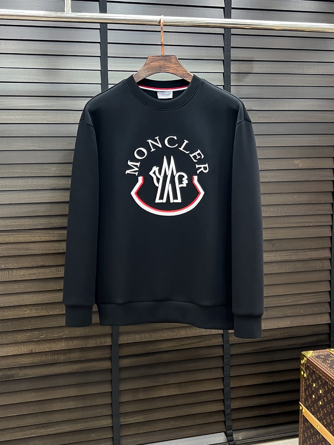 NO:525826,Moncler-Mossed # 25 Autumn and Winter Eight-Weiji Air Layer Pullover Round Neck Sweatshirt The same fashion casual pullover sweatshirt for men and women! Trading companies have sparse channels and are on sale on the leading official website! It has always been a magical existence, with extremely high recognition, and always creates fashionable items in a minimalist style. It has no restrictions on age and gender, and it is easy for anyone to control! The basic casual round neck cutout makes it look thin and hides the flesh with significant effect. It can control your daily casual clothes. It has no gender-free figure and is recommended for the same style as men and women! This sweatshirt is made of imported air-layer knitted cotton. The fabric feels light, delicate, soft and glutinous, and also takes into account the superior clarity. The terry texture is arranged tightly like fish scales inside, which is warm and breathable to the skin without any thorns! The cuffs and hem are spliced ​​with knitted ribs in the same color as the tank, making the wearer more handsome and stylish! The front of the garment is decorated with patterns, carefully printed with top-level craftsmanship, and paired with brand embellishments to show both luxury and fashion! Color Black White Size S M L XL, Moncler,hoodie,sweatshirts,alexander wang19860909Moncler-蒙口# 25秋冬 八明治空气层套头圆领卫衣 男女同款时尚休闲套头卫衣衫！贸易公司渠道稀出,领先官网发售！一直都是神奇的存在,有着极高的辨识度,总是以极简风格营造时髦单品,对年龄性别都没有限制,任谁都好驾驭！基础休闲的圆领版型剪裁,着穿显瘦藏肉效果显著,能够驾驭你日常各种休闲着装穿法,无性别身材的限定,男女同款推荐！ 此款卫衣衫选用客供进口空气层针织棉布制成,该面料手感轻薄细腻软糯,同时兼顾优越的挺括感,内里如同鱼鳞般紧密排列的毛圈肌理,贴肤保暖透气毫无扎刺感可言！袖口以及下摆同缸色染针织罗纹拼接,令着身者更加帅气有型！衣身正面由图案装饰,采用顶级工艺精心印制,搭配品牌点缀,将奢华档次与时尚感都展现了出来！ 颜色黑色 白色 尺码S M L XL,,Moncler,hoodie,sweatshirts,alexander wang,Men's clothing