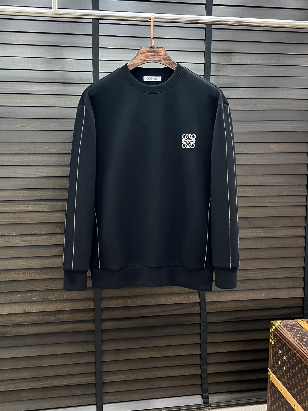 NO:525834,Loewe-Loewe# 25 Autumn and Winter Eight-Weiji Air Layer Pullover Round Neck Sweatshirt, the same fashion casual pullover sweatshirt for men and women! Trading companies have sparse channels and are on sale on the leading official website! It has always been a magical existence, with extremely high recognition, and always creates fashionable items in a minimalist style. It has no restrictions on age and gender, and it is easy for anyone to control! The basic casual round neck cutout makes it look thin and hides the flesh with significant effect. It can control your daily casual clothes. It has no gender-free figure and is recommended for the same style as men and women! This sweatshirt is made of imported air-layer knitted cotton. The fabric feels light, delicate, soft and glutinous, and also takes into account the superior clarity. The terry texture is arranged tightly like fish scales inside, which is warm and breathable to the skin without any thorns! The cuffs and hem are spliced ​​with knitted ribs in the same color as the tank, making the wearer more handsome and stylish! The front of the garment is decorated with patterns, carefully printed with top-level craftsmanship, and paired with brand embellishments to show both luxury and fashion! Color black white Size S M L XL,,loewe,loewe,hoodie,sweatshirts,alexander wang19860909Loewe-罗意威# 25秋冬 八明治空气层套头圆领卫衣 男女同款时尚休闲套头卫衣衫！贸易公司渠道稀出,领先官网发售！一直都是神奇的存在,有着极高的辨识度,总是以极简风格营造时髦单品,对年龄性别都没有限制,任谁都好驾驭！基础休闲的圆领版型剪裁,着穿显瘦藏肉效果显著,能够驾驭你日常各种休闲着装穿法,无性别身材的限定,男女同款推荐！ 此款卫衣衫选用客供进口空气层针织棉布制成,该面料手感轻薄细腻软糯,同时兼顾优越的挺括感,内里如同鱼鳞般紧密排列的毛圈肌理,贴肤保暖透气毫无扎刺感可言！袖口以及下摆同缸色染针织罗纹拼接,令着身者更加帅气有型！衣身正面由图案装饰,采用顶级工艺精心印制,搭配品牌点缀,将奢华档次与时尚感都展现了出来！ 颜色黑色 白色 尺码S M L XL,,loewe,loewe,hoodie,sweatshirts,alexander wang,Men's clothing