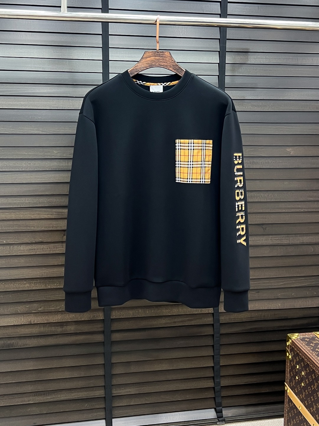 NO:525840,Burberry-Burberry# 25 Autumn and Winter Eightweed Air Layer Pullover Round Neck Sweatshirt The same fashion casual pullover sweatshirt for men and women! Trading companies have sparse channels and are on sale on the leading official website! It has always been a magical existence, with extremely high recognition, and always creates fashionable items in a minimalist style. It has no restrictions on age and gender, and it is easy for anyone to control! The basic casual round neck cutout makes it look thin and hides the flesh with significant effect. It can control your daily casual clothes. It has no gender-free figure and is recommended for the same style as men and women! This sweatshirt is made of imported air-layer knitted cotton. The fabric feels light, delicate, soft and glutinous, and also takes into account the superior clarity. The terry texture is arranged tightly like fish scales inside, which is warm and breathable to the skin without any thorns! The cuffs and hem are spliced ​​with knitted ribs in the same color as the tank, making the wearer more handsome and stylish! The front of the garment is decorated with patterns, carefully printed with top-level craftsmanship, and paired with brand embellishments to show both luxury and fashion! Color black white Size S M L XL, burberry, burberry, hoodie, sweatshirts, alexander wang19860909Burberry-巴宝莉# 25秋冬 八明治空气层套头圆领卫衣 男女同款时尚休闲套头卫衣衫！贸易公司渠道稀出,领先官网发售！一直都是神奇的存在,有着极高的辨识度,总是以极简风格营造时髦单品,对年龄性别都没有限制,任谁都好驾驭！基础休闲的圆领版型剪裁,着穿显瘦藏肉效果显著,能够驾驭你日常各种休闲着装穿法,无性别身材的限定,男女同款推荐！ 此款卫衣衫选用客供进口空气层针织棉布制成,该面料手感轻薄细腻软糯,同时兼顾优越的挺括感,内里如同鱼鳞般紧密排列的毛圈肌理,贴肤保暖透气毫无扎刺感可言！袖口以及下摆同缸色染针织罗纹拼接,令着身者更加帅气有型！衣身正面由图案装饰,采用顶级工艺精心印制,搭配品牌点缀,将奢华档次与时尚感都展现了出来！ 颜色黑色 白色 尺码S M L XL,,burberry,burberry,hoodie,sweatshirts,alexander wang,Men's clothing