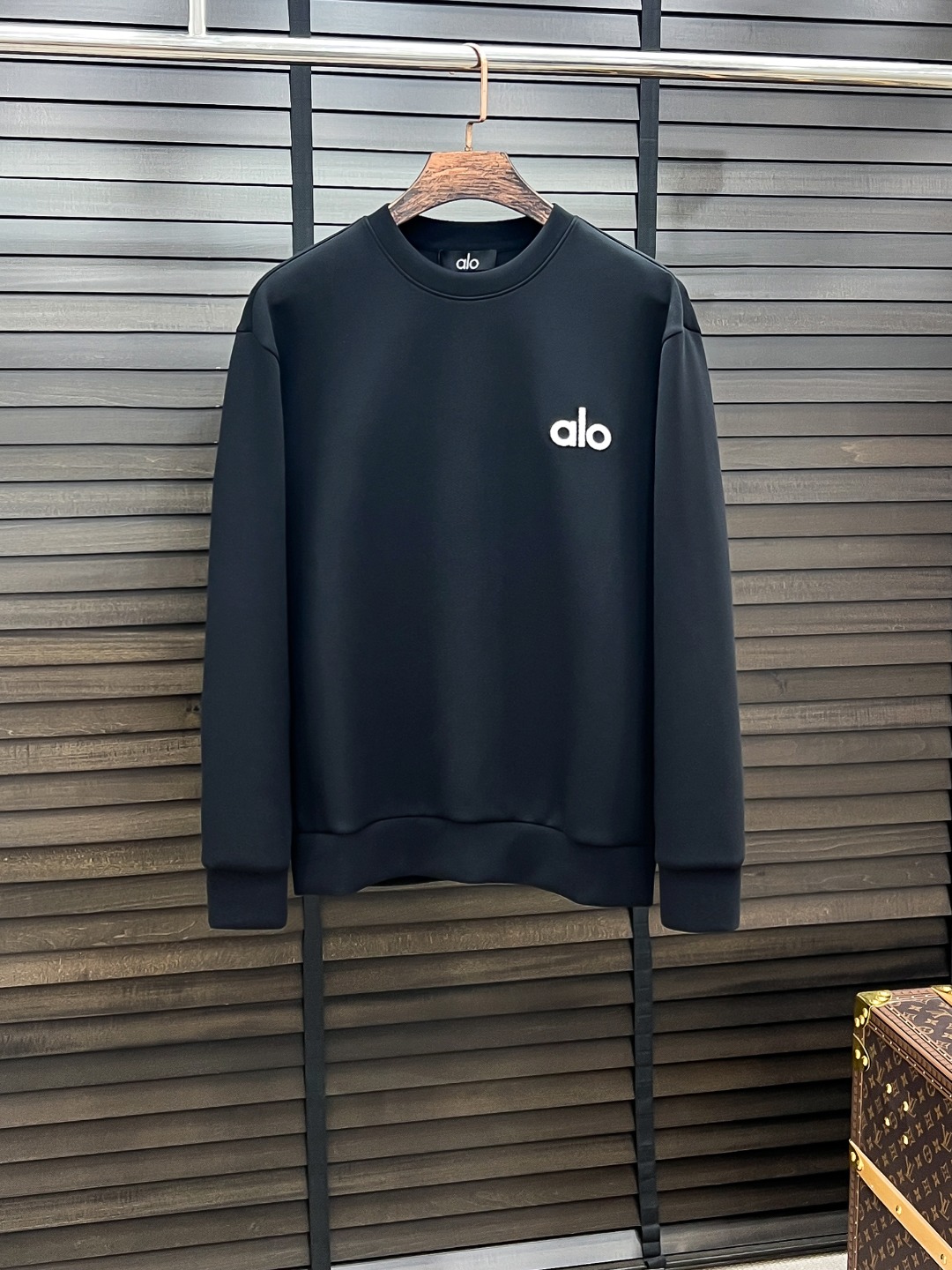 NO:525843,alo# 25 autumn and winter, BaWeiji Air Layer Pullover Round Neck Sweatshirt, the same fashion casual pullover sweatshirt for men and women! Trading companies have sparse channels and are on sale on the leading official website! It has always been a magical existence, with extremely high recognition, and always creates fashionable items in a minimalist style. It has no restrictions on age and gender, and it is easy for anyone to control! The basic casual round neck cutout makes it look thin and hides the flesh with significant effect. It can control your daily casual clothes. It has no gender-free figure and is recommended for the same style as men and women! This sweatshirt is made of imported air-layer knitted cotton. The fabric feels light, delicate, soft and glutinous, and also takes into account the superior clarity. The terry texture is arranged tightly like fish scales inside, which is warm and breathable to the skin without any thorns! The cuffs and hem are spliced ​​with knitted ribs in the same color as the tank, making the wearer more handsome and stylish! The front of the garment is decorated with patterns, carefully printed with top-level craftsmanship, and paired with brand embellishments to show both luxury and fashion! Color Black White Size S M L XL, hoodie, sweatshirts,alexander wang19860909alo# 25秋冬 八明治空气层套头圆领卫衣 男女同款时尚休闲套头卫衣衫！贸易公司渠道稀出,领先官网发售！一直都是神奇的存在,有着极高的辨识度,总是以极简风格营造时髦单品,对年龄性别都没有限制,任谁都好驾驭！基础休闲的圆领版型剪裁,着穿显瘦藏肉效果显著,能够驾驭你日常各种休闲着装穿法,无性别身材的限定,男女同款推荐！ 此款卫衣衫选用客供进口空气层针织棉布制成,该面料手感轻薄细腻软糯,同时兼顾优越的挺括感,内里如同鱼鳞般紧密排列的毛圈肌理,贴肤保暖透气毫无扎刺感可言！袖口以及下摆同缸色染针织罗纹拼接,令着身者更加帅气有型！衣身正面由图案装饰,采用顶级工艺精心印制,搭配品牌点缀,将奢华档次与时尚感都展现了出来！ 颜色黑色 白色 尺码S M L XL,,hoodie,sweatshirts,alexander wang,Men's clothing