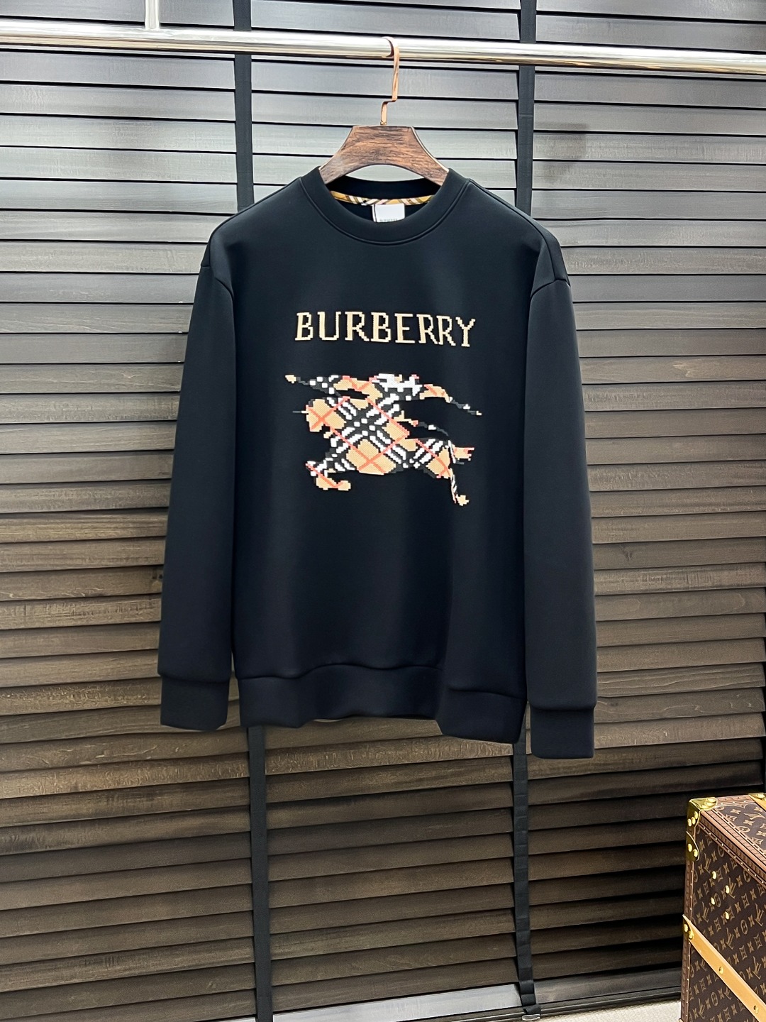 NO:525844,Burberry-Burberry# 25 Autumn and Winter Eightweed Air Layer Pullover Round Neck Sweatshirt The same fashion casual pullover sweatshirt for men and women! Trading companies have sparse channels and are on sale on the leading official website! It has always been a magical existence, with extremely high recognition, and always creates fashionable items in a minimalist style. It has no restrictions on age and gender, and it is easy for anyone to control! The basic casual round neck cutout makes it look thin and hides the flesh with significant effect. It can control your daily casual clothes. It has no gender-free figure and is recommended for the same style as men and women! This sweatshirt is made of imported air-layer knitted cotton. The fabric feels light, delicate, soft and glutinous, and also takes into account the superior clarity. The terry texture is arranged tightly like fish scales inside, which is warm and breathable to the skin without any thorns! The cuffs and hem are spliced ​​with knitted ribs in the same color as the tank, making the wearer more handsome and stylish! The front of the garment is decorated with patterns, carefully printed with top-level craftsmanship, and paired with brand embellishments to show both luxury and fashion! Color black white Size S M L XL, burberry, burberry, hoodie, sweatshirts, alexander wang19860909Burberry-巴宝莉# 25秋冬 八明治空气层套头圆领卫衣 男女同款时尚休闲套头卫衣衫！贸易公司渠道稀出,领先官网发售！一直都是神奇的存在,有着极高的辨识度,总是以极简风格营造时髦单品,对年龄性别都没有限制,任谁都好驾驭！基础休闲的圆领版型剪裁,着穿显瘦藏肉效果显著,能够驾驭你日常各种休闲着装穿法,无性别身材的限定,男女同款推荐！ 此款卫衣衫选用客供进口空气层针织棉布制成,该面料手感轻薄细腻软糯,同时兼顾优越的挺括感,内里如同鱼鳞般紧密排列的毛圈肌理,贴肤保暖透气毫无扎刺感可言！袖口以及下摆同缸色染针织罗纹拼接,令着身者更加帅气有型！衣身正面由图案装饰,采用顶级工艺精心印制,搭配品牌点缀,将奢华档次与时尚感都展现了出来！ 颜色黑色 白色 尺码S M L XL,,burberry,burberry,hoodie,sweatshirts,alexander wang,Men's clothing