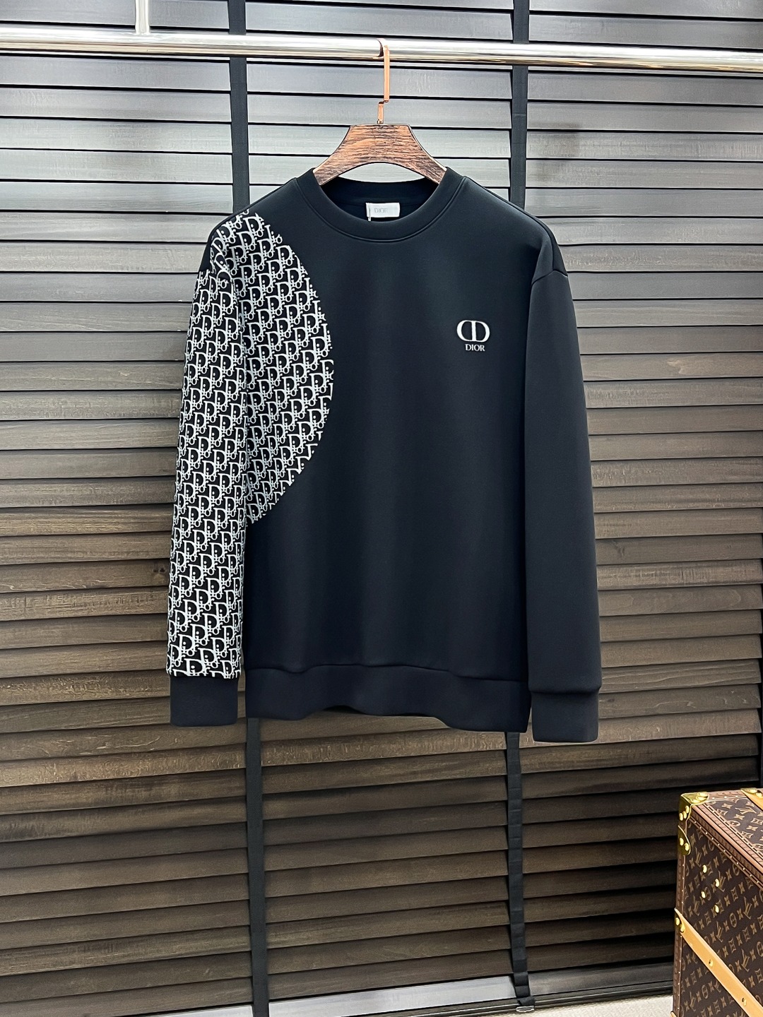 NO:525846,Dior-Dior# 25 Autumn and Winter Eightweed Air Layer Pullover Round Neck Sweatshirt The same fashion casual pullover sweatshirt for men and women! Trading companies have sparse channels and are on sale on the leading official website! It has always been a magical existence, with extremely high recognition, and always creates fashionable items in a minimalist style. It has no restrictions on age and gender, and it is easy for anyone to control! The basic casual round neck cutout makes it look thin and hides the flesh with significant effect. It can control your daily casual clothes. It has no gender-free figure and is recommended for the same style as men and women! This sweatshirt is made of imported air-layer knitted cotton. The fabric feels light, delicate, soft and glutinous, and also takes into account the superior clarity. The terry texture is arranged tightly like fish scales inside, which is warm and breathable to the skin without any thorns! The cuffs and hem are spliced ​​with knitted ribs in the same color as the tank, making the wearer more handsome and stylish! The front of the garment is decorated with patterns, carefully printed with top-level craftsmanship, and paired with brand embellishments to show both luxury and fashion! Color black white Size S M L XL,,dior,dior,hoodie,sweatshirts,alexander wang19860909Dior-迪奥# 25秋冬 八明治空气层套头圆领卫衣 男女同款时尚休闲套头卫衣衫！贸易公司渠道稀出,领先官网发售！一直都是神奇的存在,有着极高的辨识度,总是以极简风格营造时髦单品,对年龄性别都没有限制,任谁都好驾驭！基础休闲的圆领版型剪裁,着穿显瘦藏肉效果显著,能够驾驭你日常各种休闲着装穿法,无性别身材的限定,男女同款推荐！ 此款卫衣衫选用客供进口空气层针织棉布制成,该面料手感轻薄细腻软糯,同时兼顾优越的挺括感,内里如同鱼鳞般紧密排列的毛圈肌理,贴肤保暖透气毫无扎刺感可言！袖口以及下摆同缸色染针织罗纹拼接,令着身者更加帅气有型！衣身正面由图案装饰,采用顶级工艺精心印制,搭配品牌点缀,将奢华档次与时尚感都展现了出来！ 颜色黑色 白色 尺码S M L XL,,dior,dior,hoodie,sweatshirts,alexander wang,Men's clothing