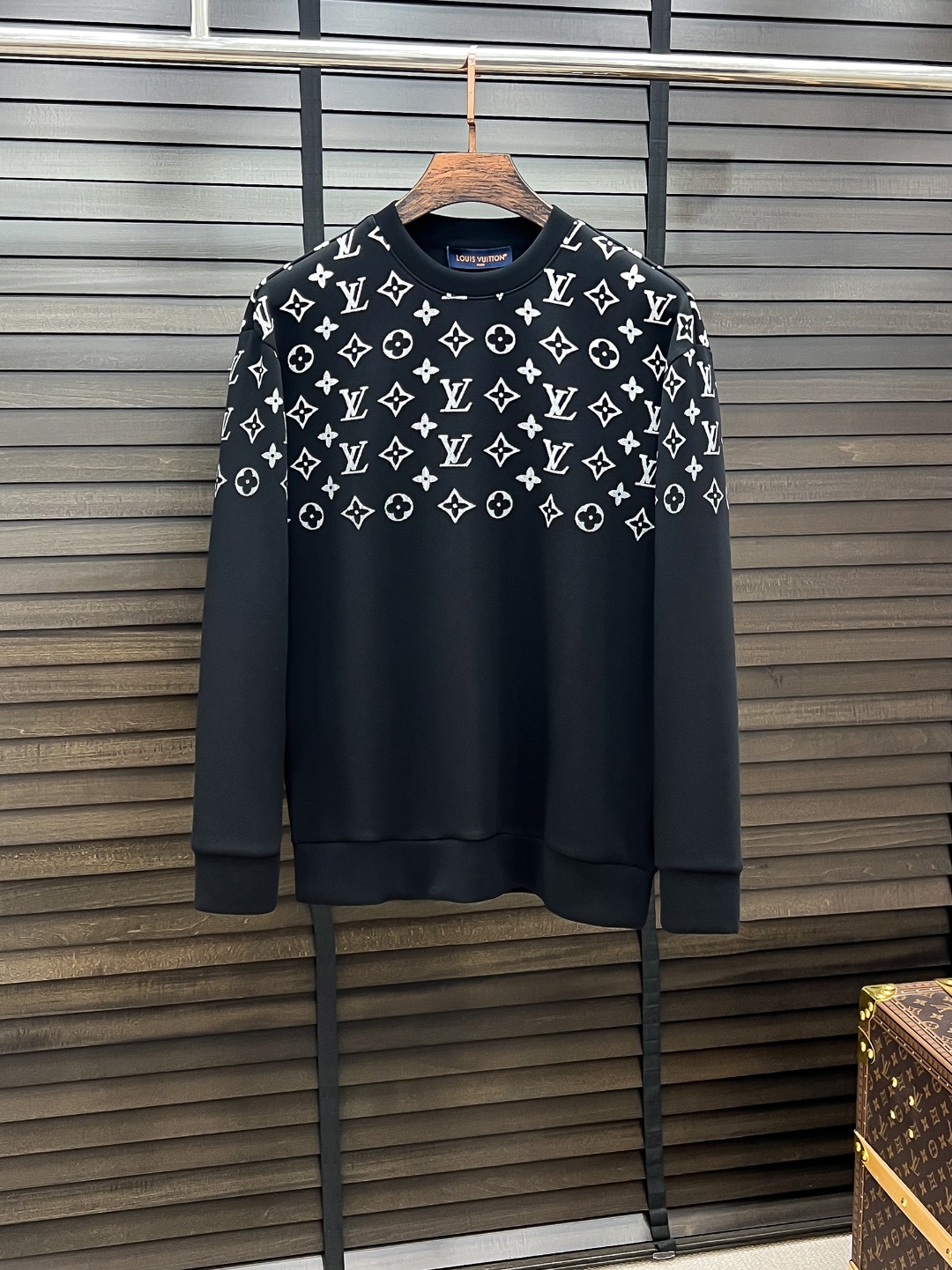 NO:525848,Louis Vuitton-Donkey House# 25 Autumn and Winter Eight-Weiji Air Layer Pullover Round Neck Sweatshirt The same fashion casual pullover sweatshirt for men and women! Trading companies have sparse channels and are on sale on the leading official website! It has always been a magical existence, with extremely high recognition, and always creates fashionable items in a minimalist style. It has no restrictions on age and gender, and it is easy for anyone to control! The basic casual round neck cutout makes it look thin and hides the flesh with significant effect. It can control your daily casual clothes. It has no gender-free figure and is recommended for the same style as men and women! This sweatshirt is made of imported air-layer knitted cotton. The fabric feels light, delicate, soft and glutinous, and also takes into account the superior clarity. The terry texture is arranged tightly like fish scales inside, which is warm and breathable to the skin without any thorns! The cuffs and hem are spliced ​​with knitted ribs in the same color as the tank, making the wearer more handsome and stylish! The front of the garment is decorated with patterns, carefully printed with top-level craftsmanship, and paired with brand embellishments to show both luxury and fashion! Color black white Size S M L XL,,louis vuitton,louis vuitton,louis vuitton,hoodie,sweatshirts,alexander wang19860909Louis Vuitton-驴家# 25秋冬 八明治空气层套头圆领卫衣 男女同款时尚休闲套头卫衣衫！贸易公司渠道稀出,领先官网发售！一直都是神奇的存在,有着极高的辨识度,总是以极简风格营造时髦单品,对年龄性别都没有限制,任谁都好驾驭！基础休闲的圆领版型剪裁,着穿显瘦藏肉效果显著,能够驾驭你日常各种休闲着装穿法,无性别身材的限定,男女同款推荐！ 此款卫衣衫选用客供进口空气层针织棉布制成,该面料手感轻薄细腻软糯,同时兼顾优越的挺括感,内里如同鱼鳞般紧密排列的毛圈肌理,贴肤保暖透气毫无扎刺感可言！袖口以及下摆同缸色染针织罗纹拼接,令着身者更加帅气有型！衣身正面由图案装饰,采用顶级工艺精心印制,搭配品牌点缀,将奢华档次与时尚感都展现了出来！ 颜色黑色 白色 尺码S M L XL,,louis vuitton,louis vuitton,louis vuitton,hoodie,sweatshirts,alexander wang,Men's clothing