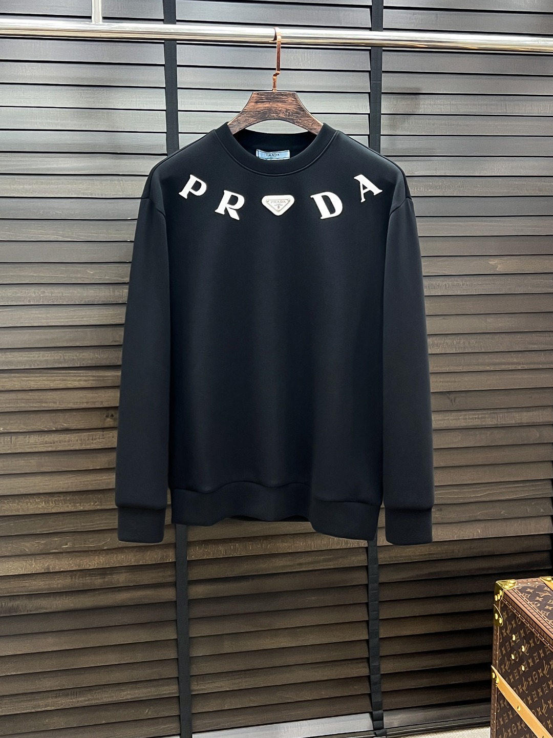 NO:525850,Prada-Prada# 25 Autumn and Winter Eightweed Air Layer Pullover Round Neck Sweatshirt The same fashion casual pullover sweatshirt for men and women! Trading companies have sparse channels and are on sale on the leading official website! It has always been a magical existence, with extremely high recognition, and always creates fashionable items in a minimalist style. It has no restrictions on age and gender, and it is easy for anyone to control! The basic casual round neck cutout makes it look thin and hides the flesh with significant effect. It can control your daily casual clothes. It has no gender-free figure and is recommended for the same style as men and women! This sweatshirt is made of imported air-layer knitted cotton. The fabric feels light, delicate, soft and glutinous, and also takes into account the superior clarity. The terry texture is arranged tightly like fish scales inside, which is warm and breathable to the skin without any thorns! The cuffs and hem are spliced ​​with knitted ribs in the same color as the tank, making the wearer more handsome and stylish! The front of the garment is decorated with patterns, carefully printed with top-level craftsmanship, and paired with brand embellishments to show both luxury and fashion! Color black white Size S M L XL,,prada,prada,hoodie,sweatshirts,alexander wang19860909Prada-普拉达# 25秋冬 八明治空气层套头圆领卫衣 男女同款时尚休闲套头卫衣衫！贸易公司渠道稀出,领先官网发售！一直都是神奇的存在,有着极高的辨识度,总是以极简风格营造时髦单品,对年龄性别都没有限制,任谁都好驾驭！基础休闲的圆领版型剪裁,着穿显瘦藏肉效果显著,能够驾驭你日常各种休闲着装穿法,无性别身材的限定,男女同款推荐！ 此款卫衣衫选用客供进口空气层针织棉布制成,该面料手感轻薄细腻软糯,同时兼顾优越的挺括感,内里如同鱼鳞般紧密排列的毛圈肌理,贴肤保暖透气毫无扎刺感可言！袖口以及下摆同缸色染针织罗纹拼接,令着身者更加帅气有型！衣身正面由图案装饰,采用顶级工艺精心印制,搭配品牌点缀,将奢华档次与时尚感都展现了出来！ 颜色黑色 白色 尺码S M L XL,,prada,prada,hoodie,sweatshirts,alexander wang,Men's clothing