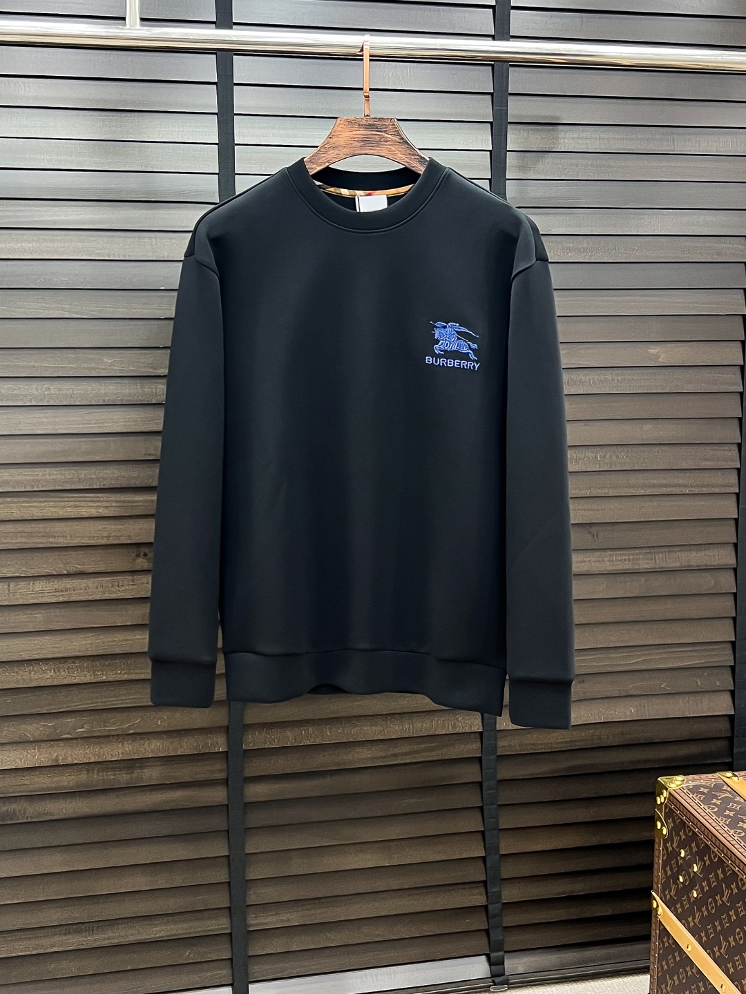 NO:525852,Burberry-Burberry# 25 Autumn and Winter Eightweed Air Layer Pullover Round Neck Sweatshirt The same fashion casual pullover sweatshirt for men and women! Trading companies have sparse channels and are on sale on the leading official website! It has always been a magical existence, with extremely high recognition, and always creates fashionable items in a minimalist style. It has no restrictions on age and gender, and it is easy for anyone to control! The basic casual round neck cutout makes it look thin and hides the flesh with significant effect. It can control your daily casual clothes. It has no gender-free figure and is recommended for the same style as men and women! This sweatshirt is made of imported air-layer knitted cotton. The fabric feels light, delicate, soft and glutinous, and also takes into account the superior clarity. The terry texture is arranged tightly like fish scales inside, which is warm and breathable to the skin without any thorns! The cuffs and hem are spliced ​​with knitted ribs in the same color as the tank, making the wearer more handsome and stylish! The front of the garment is decorated with patterns, carefully printed with top-level craftsmanship, and paired with brand embellishments to show both luxury and fashion! Color black white Camel Size S M L XL,,burberry,burberry,hoodie,sweatshirts,alexander wang19860909Burberry-巴宝莉# 25秋冬 八明治空气层套头圆领卫衣 男女同款时尚休闲套头卫衣衫！贸易公司渠道稀出,领先官网发售！一直都是神奇的存在,有着极高的辨识度,总是以极简风格营造时髦单品,对年龄性别都没有限制,任谁都好驾驭！基础休闲的圆领版型剪裁,着穿显瘦藏肉效果显著,能够驾驭你日常各种休闲着装穿法,无性别身材的限定,男女同款推荐！ 此款卫衣衫选用客供进口空气层针织棉布制成,该面料手感轻薄细腻软糯,同时兼顾优越的挺括感,内里如同鱼鳞般紧密排列的毛圈肌理,贴肤保暖透气毫无扎刺感可言！袖口以及下摆同缸色染针织罗纹拼接,令着身者更加帅气有型！衣身正面由图案装饰,采用顶级工艺精心印制,搭配品牌点缀,将奢华档次与时尚感都展现了出来！ 颜色黑色 白色 驼色 尺码S M L XL,,burberry,burberry,hoodie,sweatshirts,alexander wang,Men's clothing