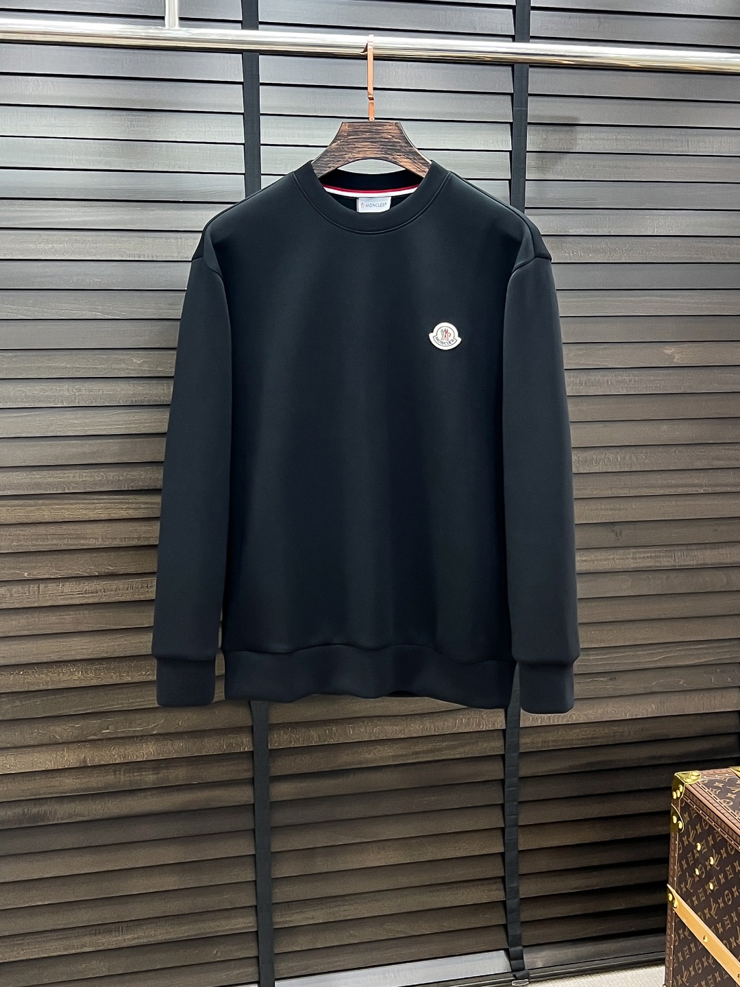 NO:525854,Moncler-Mossed # 25 Autumn and Winter Eight-Weiji Air Layer Pullover Round Neck Sweatshirt The same fashion casual pullover sweatshirt for men and women! Trading companies have sparse channels and are on sale on the leading official website! It has always been a magical existence, with extremely high recognition, and always creates fashionable items in a minimalist style. It has no restrictions on age and gender, and it is easy for anyone to control! The basic casual round neck cutout makes it look thin and hides the flesh with significant effect. It can control your daily casual clothes. It has no gender-free figure and is recommended for the same style as men and women! This sweatshirt is made of imported air-layer knitted cotton. The fabric feels light, delicate, soft and glutinous, and also takes into account the superior clarity. The terry texture is arranged tightly like fish scales inside, which is warm and breathable to the skin without any thorns! The cuffs and hem are spliced ​​with knitted ribs in the same color as the tank, making the wearer more handsome and stylish! The front of the garment is decorated with patterns, carefully printed with top-level craftsmanship, and paired with brand embellishments to show both luxury and fashion! Color Black White Blue Gray Size S M L XL, Moncler,hoodie,sweatshirts,alexander wang19860909Moncler-蒙口# 25秋冬 八明治空气层套头圆领卫衣 男女同款时尚休闲套头卫衣衫！贸易公司渠道稀出,领先官网发售！一直都是神奇的存在,有着极高的辨识度,总是以极简风格营造时髦单品,对年龄性别都没有限制,任谁都好驾驭！基础休闲的圆领版型剪裁,着穿显瘦藏肉效果显著,能够驾驭你日常各种休闲着装穿法,无性别身材的限定,男女同款推荐！ 此款卫衣衫选用客供进口空气层针织棉布制成,该面料手感轻薄细腻软糯,同时兼顾优越的挺括感,内里如同鱼鳞般紧密排列的毛圈肌理,贴肤保暖透气毫无扎刺感可言！袖口以及下摆同缸色染针织罗纹拼接,令着身者更加帅气有型！衣身正面由图案装饰,采用顶级工艺精心印制,搭配品牌点缀,将奢华档次与时尚感都展现了出来！ 颜色黑色 白色 蓝色 灰色 尺码S M L XL,,Moncler,hoodie,sweatshirts,alexander wang,Men's clothing