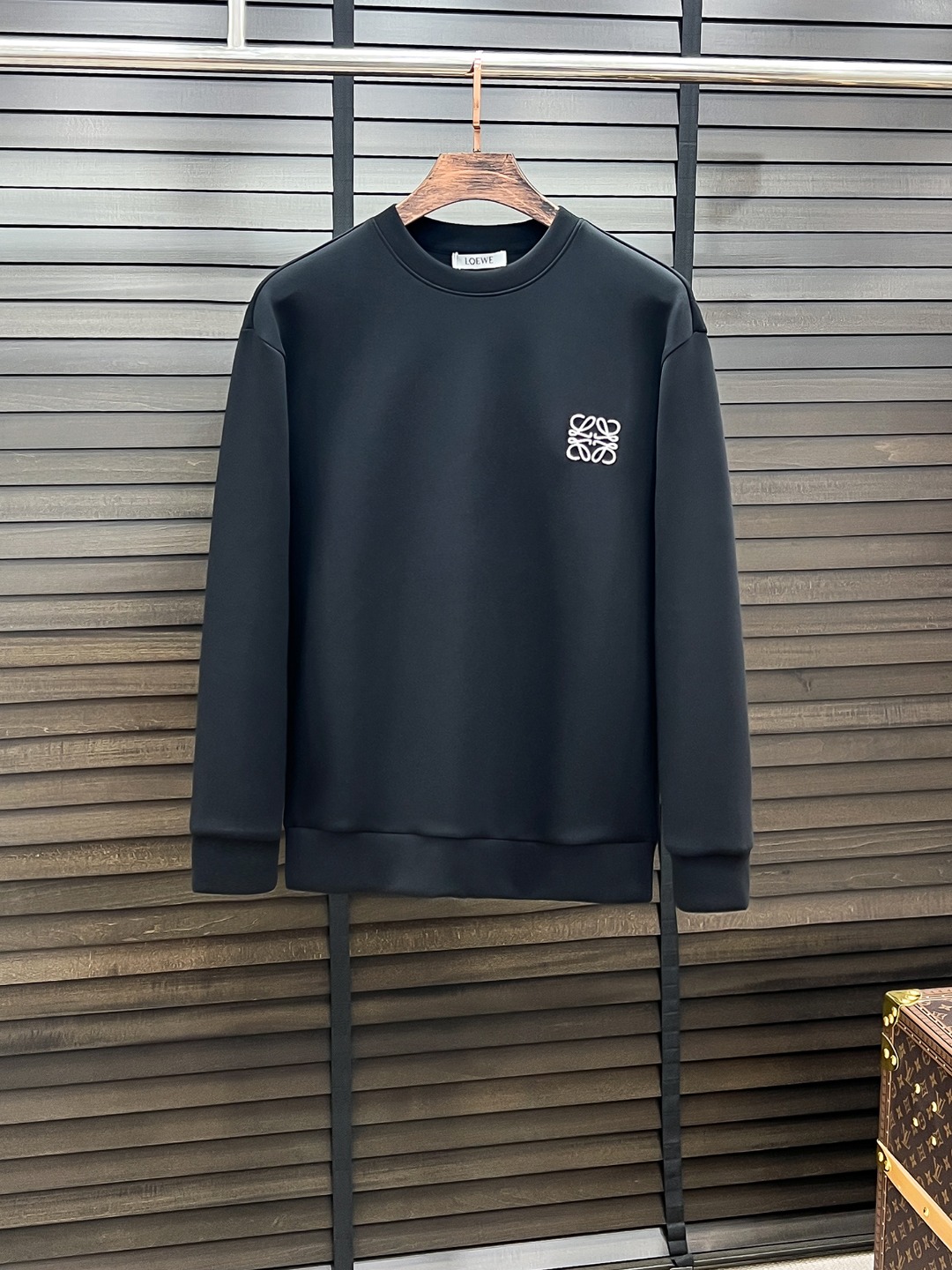 NO:525856,Loewe-Loewe# 25 Autumn and Winter Eight-Weiji Air Layer Pullover Round Neck Sweatshirt, the same fashion casual pullover sweatshirt for men and women! Trading companies have sparse channels and are on sale on the leading official website! It has always been a magical existence, with extremely high recognition, and always creates fashionable items in a minimalist style. It has no restrictions on age and gender, and it is easy for anyone to control! The basic casual round neck cutout makes it look thin and hides the flesh with significant effect. It can control your daily casual clothes. It has no gender-free figure and is recommended for the same style as men and women! This sweatshirt is made of imported air-layer knitted cotton. The fabric feels light, delicate, soft and glutinous, and also takes into account the superior clarity. The terry texture is arranged tightly like fish scales inside, which is warm and breathable to the skin without any thorns! The cuffs and hem are spliced ​​with knitted ribs in the same color as the tank, making the wearer more handsome and stylish! The front of the garment is decorated with patterns, carefully printed with top-level craftsmanship, and paired with brand embellishments to show both luxury and fashion! Color Black White Blue Camel Size S M L XL,,loewe,loewe,hoodie,sweatshirts,alexander wang19860909Loewe-罗意威# 25秋冬 八明治空气层套头圆领卫衣 男女同款时尚休闲套头卫衣衫！贸易公司渠道稀出,领先官网发售！一直都是神奇的存在,有着极高的辨识度,总是以极简风格营造时髦单品,对年龄性别都没有限制,任谁都好驾驭！基础休闲的圆领版型剪裁,着穿显瘦藏肉效果显著,能够驾驭你日常各种休闲着装穿法,无性别身材的限定,男女同款推荐！ 此款卫衣衫选用客供进口空气层针织棉布制成,该面料手感轻薄细腻软糯,同时兼顾优越的挺括感,内里如同鱼鳞般紧密排列的毛圈肌理,贴肤保暖透气毫无扎刺感可言！袖口以及下摆同缸色染针织罗纹拼接,令着身者更加帅气有型！衣身正面由图案装饰,采用顶级工艺精心印制,搭配品牌点缀,将奢华档次与时尚感都展现了出来！ 颜色黑色 白色 蓝色 驼色 尺码S M L XL,,loewe,loewe,hoodie,sweatshirts,alexander wang,Men's clothing