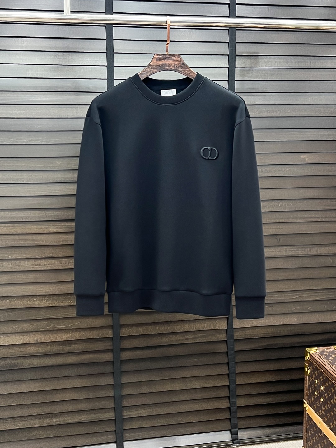 NO:525858,Dior-Dior# 25 Autumn and Winter Eightweed Air Layer Pullover Round Neck Sweatshirt The same fashion casual pullover sweatshirt for men and women! Trading companies have sparse channels and are on sale on the leading official website! It has always been a magical existence, with extremely high recognition, and always creates fashionable items in a minimalist style. It has no restrictions on age and gender, and it is easy for anyone to control! The basic casual round neck cutout makes it look thin and hides the flesh with significant effect. It can control your daily casual clothes. It has no gender-free figure and is recommended for the same style as men and women! This sweatshirt is made of imported air-layer knitted cotton. The fabric feels light, delicate, soft and glutinous, and also takes into account the superior clarity. The terry texture is arranged tightly like fish scales inside, which is warm and breathable to the skin without any thorns! The cuffs and hem are spliced ​​with knitted ribs in the same color as the tank, making the wearer more handsome and stylish! The front of the garment is decorated with patterns, carefully printed with top-level craftsmanship, and paired with brand embellishments to show both luxury and fashion! Color Black White Gray Camel Size S M L XL,,dior,dior,hoodie,sweatshirts,alexander wang19860909Dior-迪奥# 25秋冬 八明治空气层套头圆领卫衣 男女同款时尚休闲套头卫衣衫！贸易公司渠道稀出,领先官网发售！一直都是神奇的存在,有着极高的辨识度,总是以极简风格营造时髦单品,对年龄性别都没有限制,任谁都好驾驭！基础休闲的圆领版型剪裁,着穿显瘦藏肉效果显著,能够驾驭你日常各种休闲着装穿法,无性别身材的限定,男女同款推荐！ 此款卫衣衫选用客供进口空气层针织棉布制成,该面料手感轻薄细腻软糯,同时兼顾优越的挺括感,内里如同鱼鳞般紧密排列的毛圈肌理,贴肤保暖透气毫无扎刺感可言！袖口以及下摆同缸色染针织罗纹拼接,令着身者更加帅气有型！衣身正面由图案装饰,采用顶级工艺精心印制,搭配品牌点缀,将奢华档次与时尚感都展现了出来！ 颜色黑色 白色 灰色 驼色 尺码S M L XL,,dior,dior,hoodie,sweatshirts,alexander wang,Men's clothing