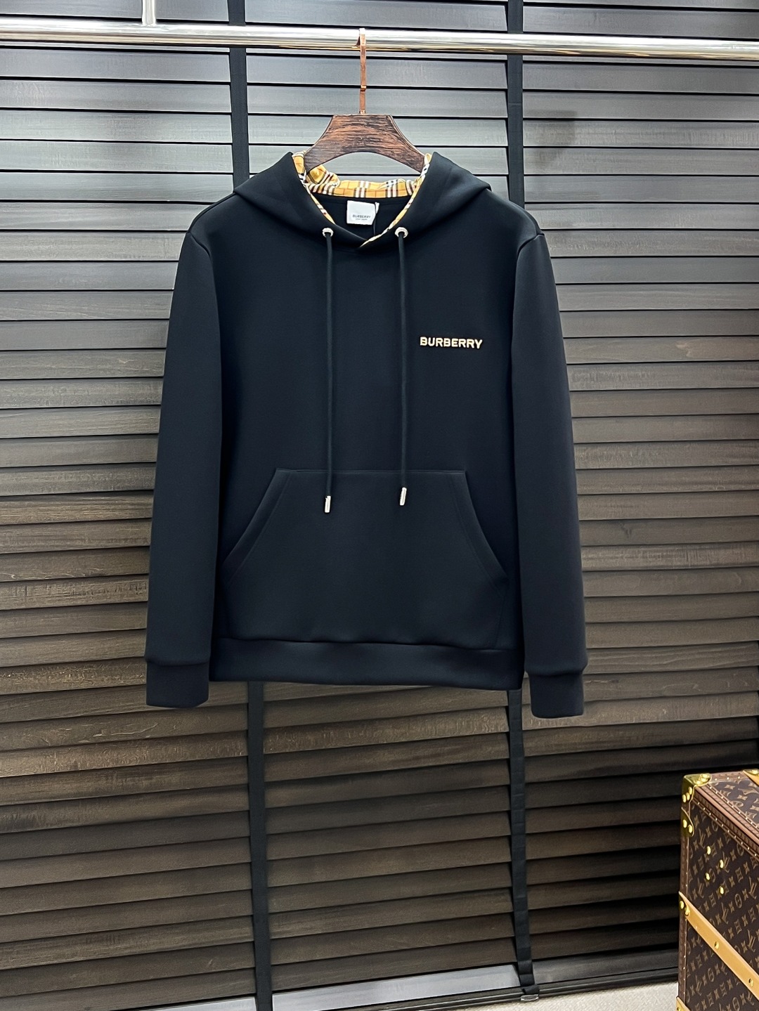 NO:525845,Burberry-Burberry # 25 Autumn and Winter Eightweed Air Layer Pullover Hooded Sweatshirt The same fashion casual pullover sweatshirt for men and women! Trading companies have sparse channels and are on sale on the leading official website! It has always been a magical existence, with extremely high recognition, and always creates fashionable items in a minimalist style. It has no restrictions on age and gender, and it is easy for anyone to control! The basic casual round neck cutout makes it look thin and hides the flesh with significant effect. It can control your daily casual clothes. It has no gender-free figure and is recommended for the same style as men and women! This sweatshirt is made of imported air-layer knitted cotton. The fabric feels light, delicate, soft and glutinous, and also takes into account the superior clarity. The terry texture is arranged tightly like fish scales inside, which is warm and breathable to the skin without any thorns! The cuffs and hem are spliced ​​with knitted ribs in the same color as the tank, making the wearer more handsome and stylish! The front of the garment is decorated with patterns, carefully printed with top-level craftsmanship, and paired with brand embellishments to show both luxury and fashion! Color black white Size S M L XL, burberry, burberry, hoodie, sweatshirts, hats, alexander wang19860909Burberry-巴宝莉# 25秋冬 八明治空气层套头连帽卫衣 男女同款时尚休闲套头卫衣衫！贸易公司渠道稀出,领先官网发售！一直都是神奇的存在,有着极高的辨识度,总是以极简风格营造时髦单品,对年龄性别都没有限制,任谁都好驾驭！基础休闲的圆领版型剪裁,着穿显瘦藏肉效果显著,能够驾驭你日常各种休闲着装穿法,无性别身材的限定,男女同款推荐！ 此款卫衣衫选用客供进口空气层针织棉布制成,该面料手感轻薄细腻软糯,同时兼顾优越的挺括感,内里如同鱼鳞般紧密排列的毛圈肌理,贴肤保暖透气毫无扎刺感可言！袖口以及下摆同缸色染针织罗纹拼接,令着身者更加帅气有型！衣身正面由图案装饰,采用顶级工艺精心印制,搭配品牌点缀,将奢华档次与时尚感都展现了出来！ 颜色黑色 白色 尺码S M L XL,,burberry,burberry,hoodie,sweatshirts,hats,alexander wang,Men's clothing