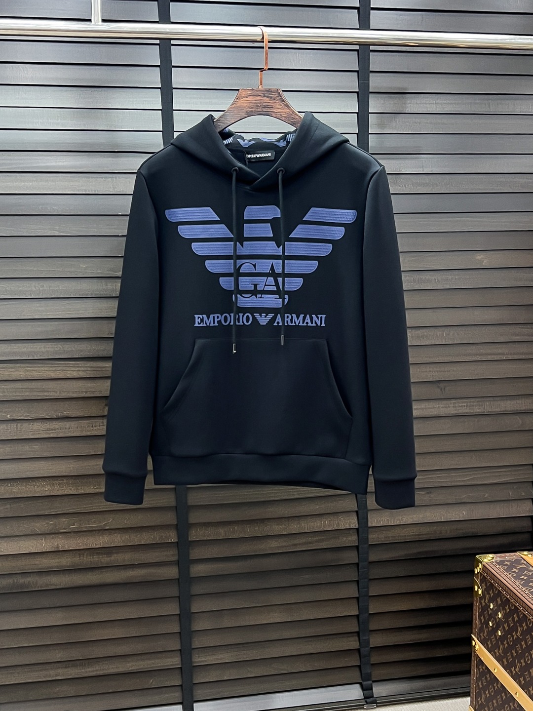 NO:525847,E Armani # 25 Autumn and Winter Eightweed Air Layer Pullover Hooded Sweatshirt, the same fashionable casual pullover sweatshirt for men and women! Trading companies have sparse channels and are on sale on the leading official website! It has always been a magical existence, with extremely high recognition, and always creates fashionable items in a minimalist style. It has no restrictions on age and gender, and it is easy for anyone to control! The basic casual round neck cutout makes it look thin and hides the flesh with significant effect. It can control your daily casual clothes. It has no gender-free figure and is recommended for the same style as men and women! This sweatshirt is made of imported air-layer knitted cotton. The fabric feels light, delicate, soft and glutinous, and also takes into account the superior clarity. The terry texture is arranged tightly like fish scales inside, which is warm and breathable to the skin without any thorns! The cuffs and hem are spliced ​​with knitted ribs in the same color as the tank, making the wearer more handsome and stylish! The front of the garment is decorated with patterns, carefully printed with top-level craftsmanship, and paired with brand embellishments to show both luxury and fashion! Color black white Size S M L XL, Armani,armani,hoodie,sweatshirts,hats,alexander wang19860909E Armani-阿玛尼# 25秋冬 八明治空气层套头连帽卫衣 男女同款时尚休闲套头卫衣衫！贸易公司渠道稀出,领先官网发售！一直都是神奇的存在,有着极高的辨识度,总是以极简风格营造时髦单品,对年龄性别都没有限制,任谁都好驾驭！基础休闲的圆领版型剪裁,着穿显瘦藏肉效果显著,能够驾驭你日常各种休闲着装穿法,无性别身材的限定,男女同款推荐！ 此款卫衣衫选用客供进口空气层针织棉布制成,该面料手感轻薄细腻软糯,同时兼顾优越的挺括感,内里如同鱼鳞般紧密排列的毛圈肌理,贴肤保暖透气毫无扎刺感可言！袖口以及下摆同缸色染针织罗纹拼接,令着身者更加帅气有型！衣身正面由图案装饰,采用顶级工艺精心印制,搭配品牌点缀,将奢华档次与时尚感都展现了出来！ 颜色黑色 白色 尺码S M L XL,,armani,armani,hoodie,sweatshirts,hats,alexander wang,Men's clothing