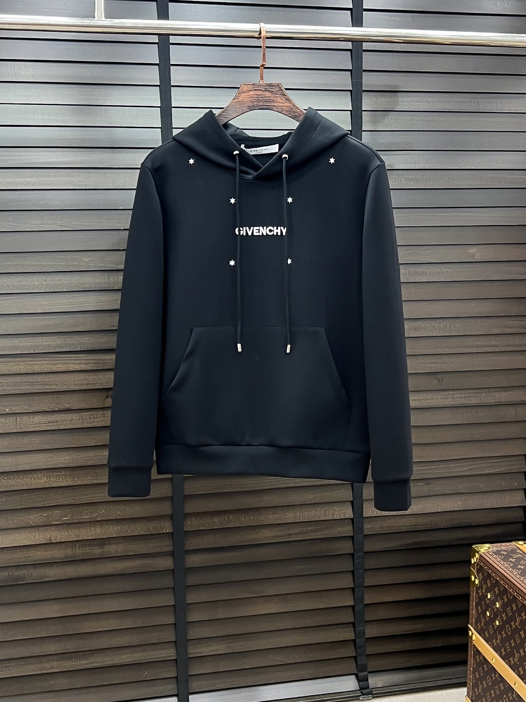 NO:525851,Givenchy-Givenchy# 25 Autumn and Winter Eightweed Air Layer Pullover Hooded Sweatshirt, the same fashionable casual Pullover sweatshirt for men and women! Trading companies have sparse channels and are on sale on the leading official website! It has always been a magical existence, with extremely high recognition, and always creates fashionable items in a minimalist style. It has no restrictions on age and gender, and it is easy for anyone to control! The basic casual round neck cutout makes it look thin and hides the flesh with significant effect. It can control your daily casual clothes. It has no gender-free figure and is recommended for the same style as men and women! This sweatshirt is made of imported air-layer knitted cotton. The fabric feels light, delicate, soft and glutinous, and also takes into account the superior clarity. The terry texture is arranged tightly like fish scales inside, which is warm and breathable to the skin without any thorns! The cuffs and hem are spliced ​​with knitted ribs in the same color as the tank, making the wearer more handsome and stylish! The front of the garment is decorated with patterns, carefully printed with top-level craftsmanship, and paired with brand embellishments to show both luxury and fashion! Color black white Size S M L XL, given , given , given , given , hoodie , sweatshirts, hats, alexander wang19860909Givenchy-纪梵希# 25秋冬 八明治空气层套头连帽卫衣 男女同款时尚休闲套头卫衣衫！贸易公司渠道稀出,领先官网发售！一直都是神奇的存在,有着极高的辨识度,总是以极简风格营造时髦单品,对年龄性别都没有限制,任谁都好驾驭！基础休闲的圆领版型剪裁,着穿显瘦藏肉效果显著,能够驾驭你日常各种休闲着装穿法,无性别身材的限定,男女同款推荐！ 此款卫衣衫选用客供进口空气层针织棉布制成,该面料手感轻薄细腻软糯,同时兼顾优越的挺括感,内里如同鱼鳞般紧密排列的毛圈肌理,贴肤保暖透气毫无扎刺感可言！袖口以及下摆同缸色染针织罗纹拼接,令着身者更加帅气有型！衣身正面由图案装饰,采用顶级工艺精心印制,搭配品牌点缀,将奢华档次与时尚感都展现了出来！ 颜色黑色 白色 尺码S M L XL,,givenchy,givenchy,hoodie,sweatshirts,hats,alexander wang,Men's clothing